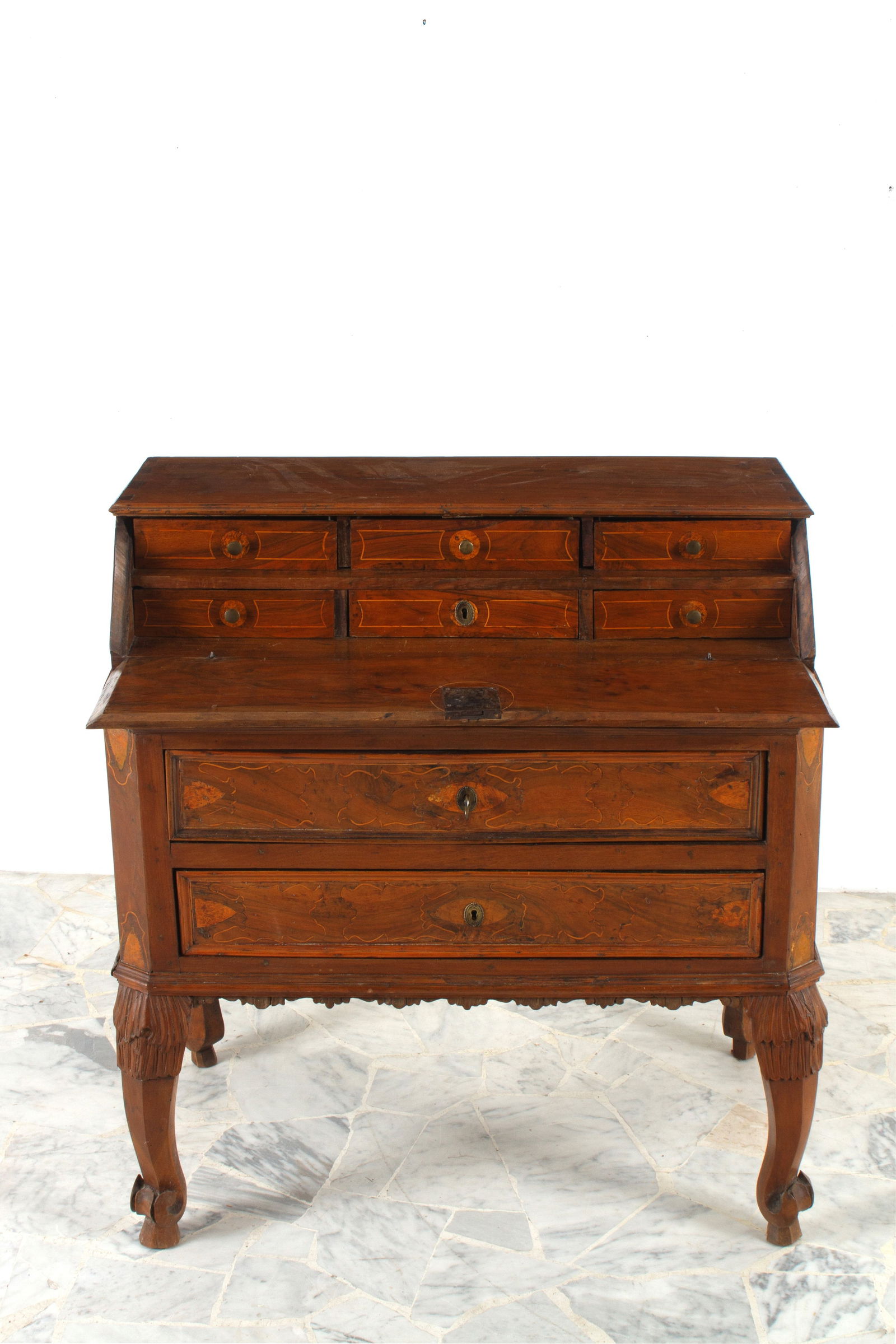 Drop-down cabinet: Walnut drop-leaf cabinet with olive burl inserts and two drawers on the side. 18th century. Minor defects. 100x94x57 cm approx. Mobile a ribalta in legno di noce con riserve in radica di ulivo con due