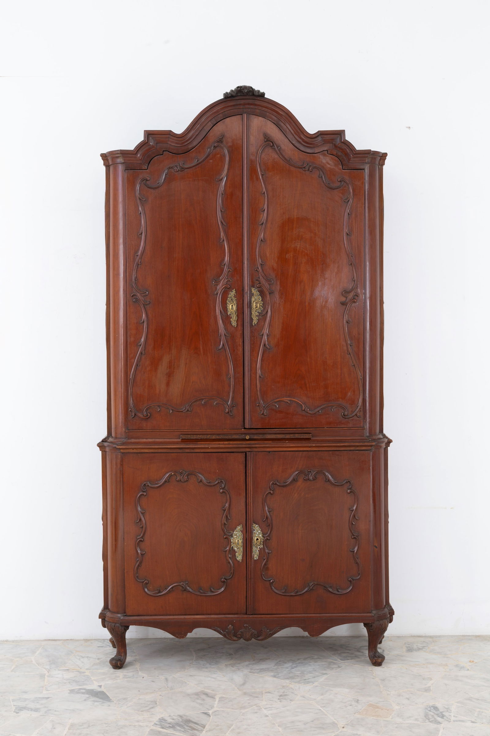 Double body furniture: Double-body mahogany cabinet. Holland. Early 19th century. 240x123x43 cm approx. Mobile doppio corpo in legno di mogano. Olanda. Inizi XIX secolo.? 240x123x43 cm ca.