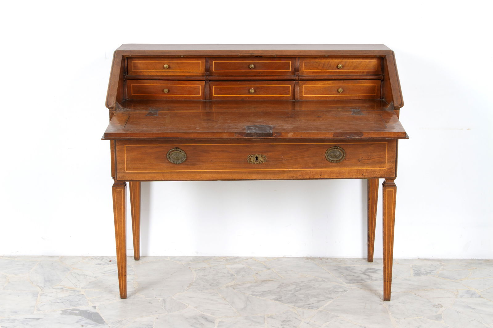 Desk with drop-leaf: Solid wood writing desk with a drop-leaf, one drawer on the side and six inside. Pyramidal legs. Early 19th century. Minor defects. 94x110x53 cm approx. Scrittoio in massello filettato con calatoia, u