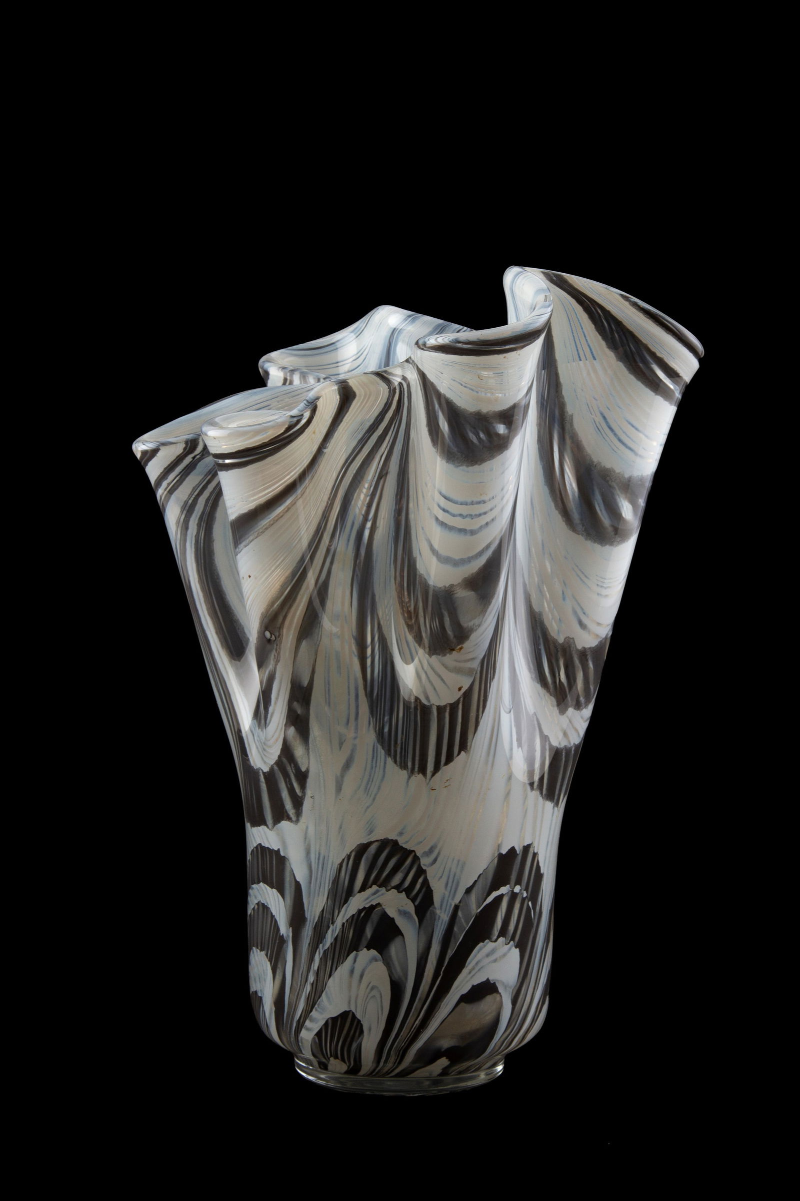 Gray handkerchief vase: Handkerchief-shaped glass vase in shades of grey and white. Height approx. 27 cm. Vaso a fazzoletto in vetro nei toni del grigio e del bianco. Alt. 27 cm ca.