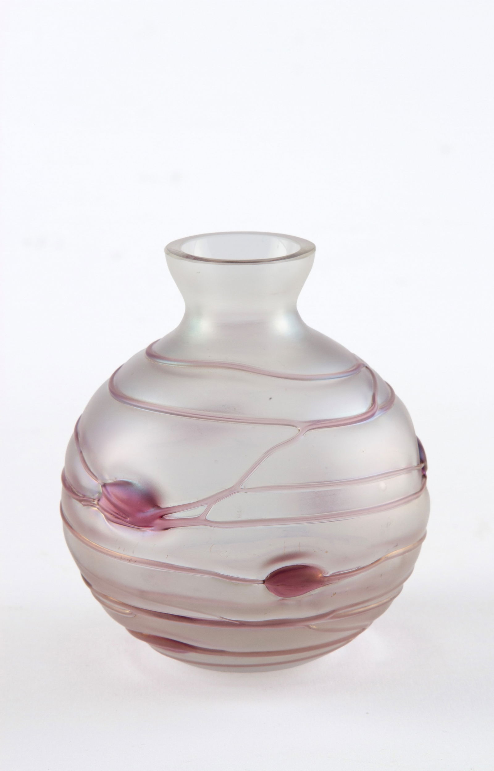 Vase. VON POSCHINGER: Glass vase with relief decorations in glass paste in shades of pink and wine. VON POSCHINGER manufacture. 11.5x10 cm approx. Vaso in vetro con decori a rilievo in pasta di vetro nei toni del rosa-vina