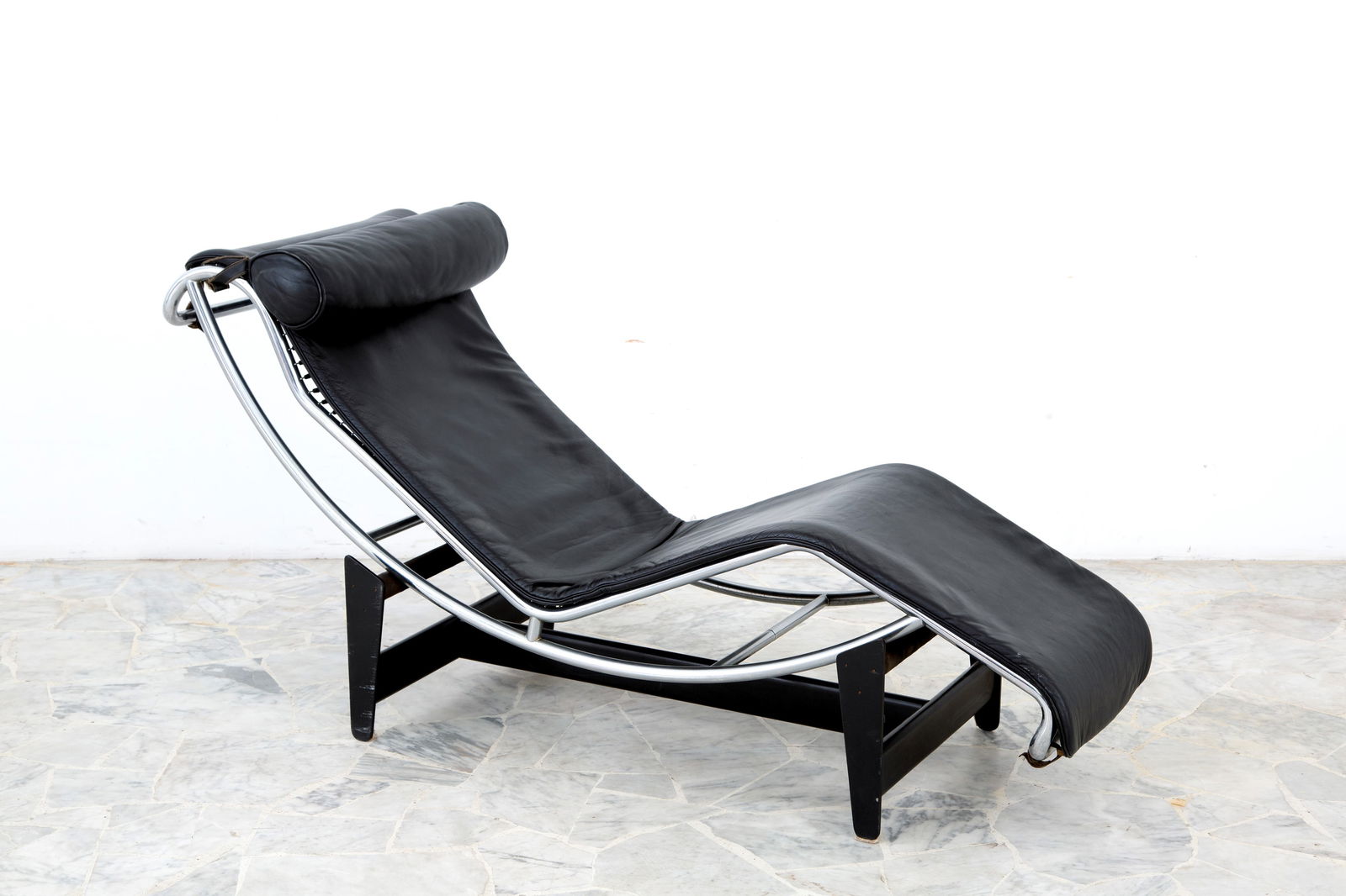 LE CORBUSIER - PIERRE JEANNERET - CHARLOTTE PERRIAND. Chaise Longue LC4 for CASSINA (1 of 4)