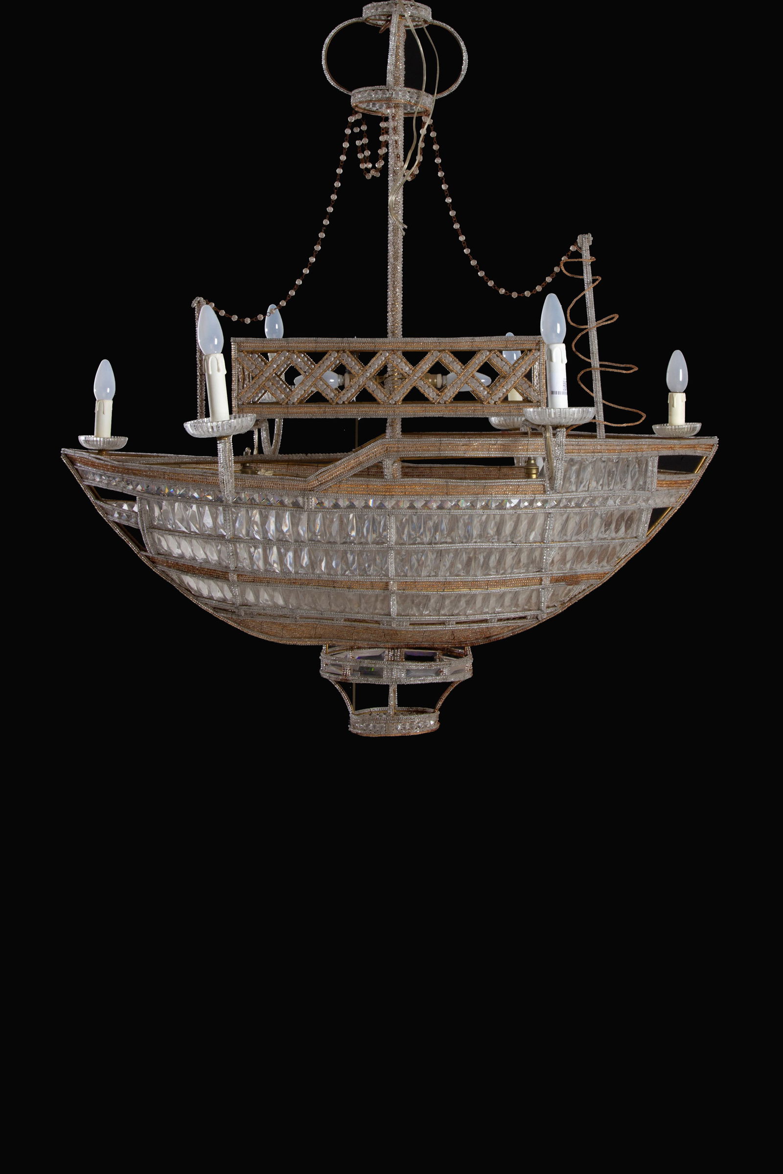 Ten-light boat-shaped chandelier: Ten-light boat-shaped brass chandelier with Murano glass beads and baguettes. 20th century. Signs of wear. 120x110x100 cm approx. Lampadario dieci luci a forma di barca in ottone con perline e baguett