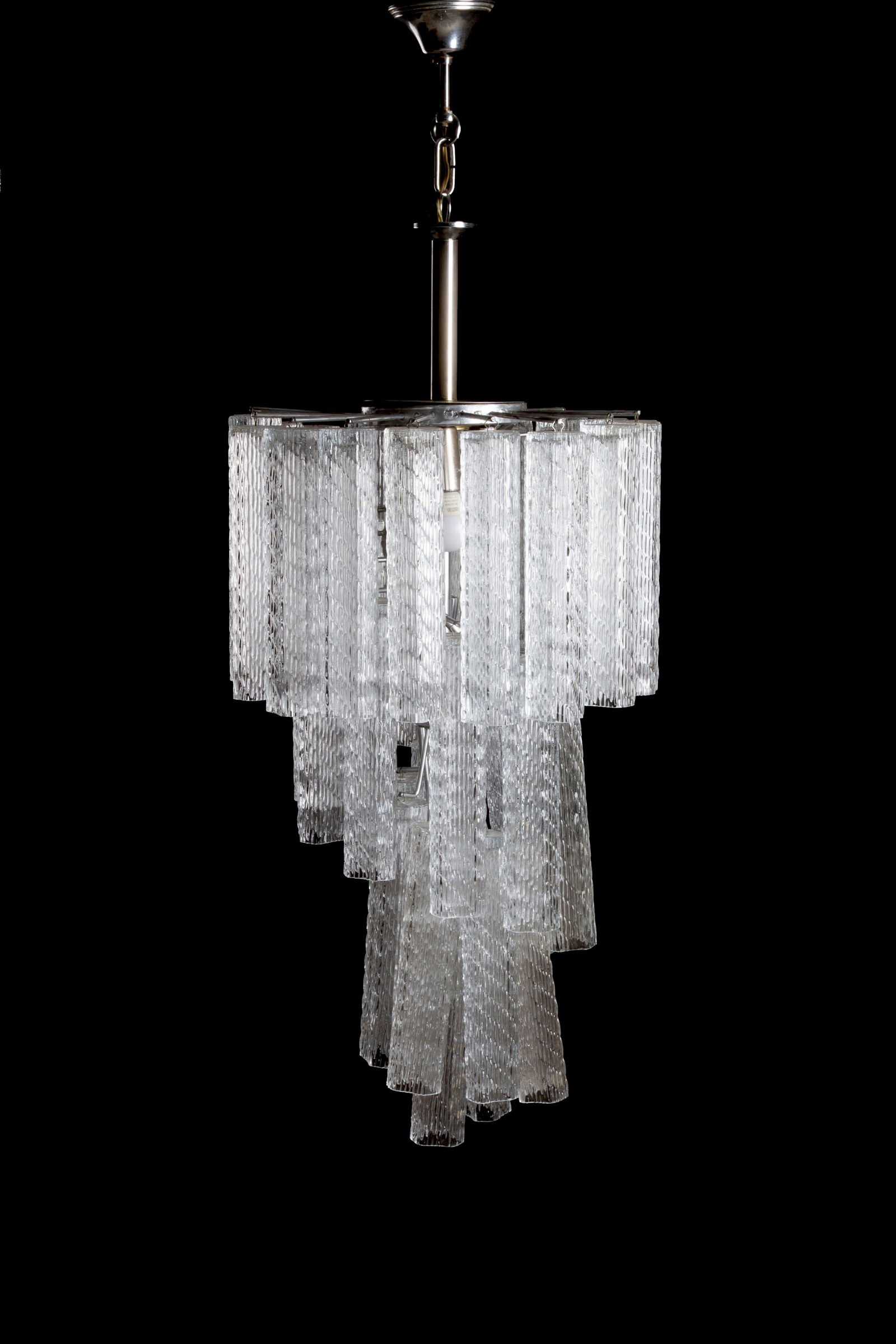 Chandelier with bark glass: Four-light metal chandelier with bark glass. 1960s. Defects. 104x42 cm approx. Lampadario quattro luci in metallo con vetri corteccia. Anni '60. Difetti. 104x42 cm ca.