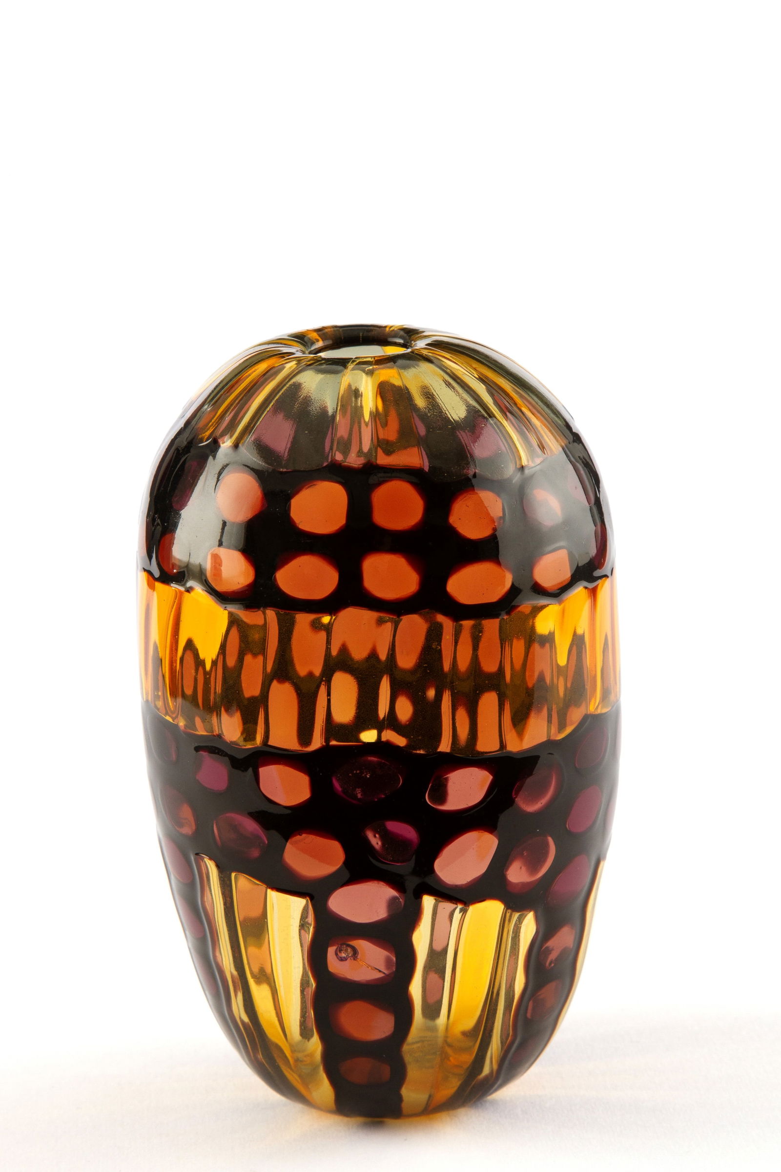 VITTORIO FERRO. Yellow, burgundy and black glass vase: VITTORIO FERRO (1932 - 2012). Murano blown glass vase in shades of yellow with decorative motifs in shades of burgundy and black. 15x9 cm approx. VITTORIO FERRO (1932 - 2012). Vaso in vetro soffiato d