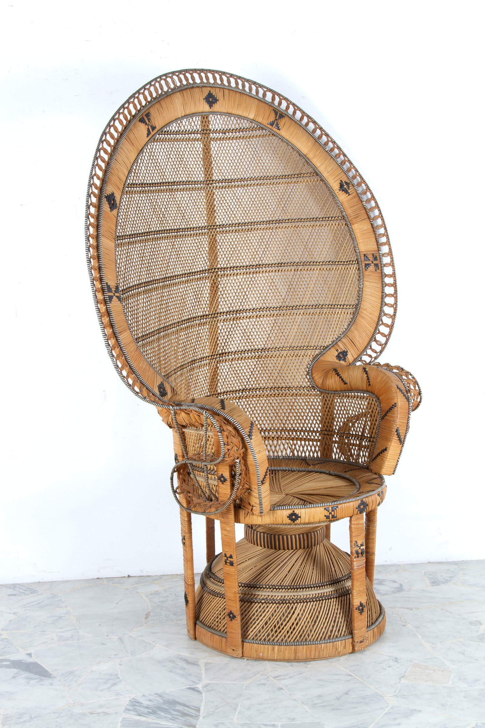 Emmanuelle Pavone style armchair: Emmanuelle Pavone-style wicker and rattan armchair. 1970s. Minor defects and signs of wear. 162x134x73 cm approx. Poltrona stile Emmanuelle Pavone in vimini e rattan. Anni '70. Lievi difetti e segni d