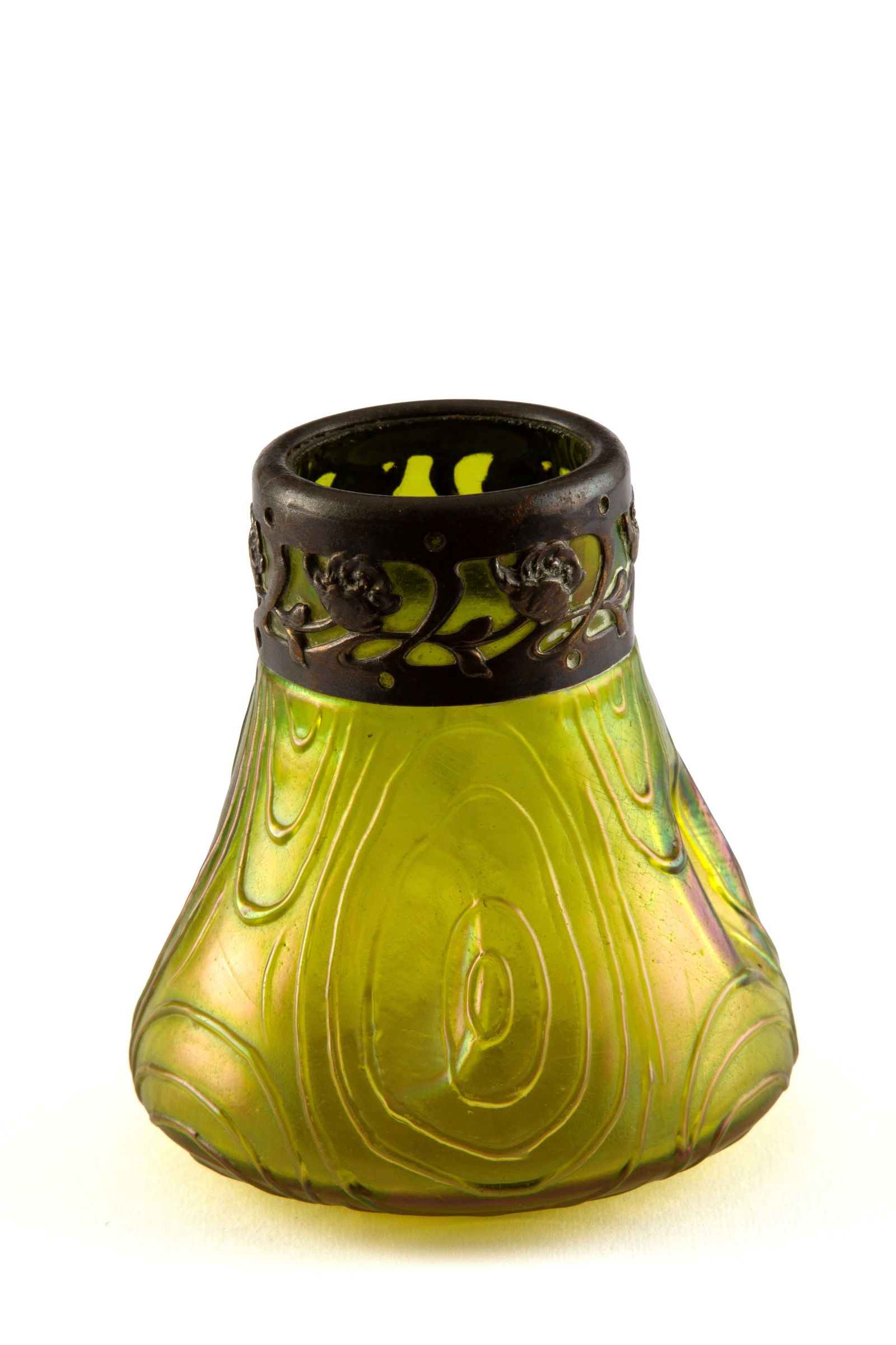 Small vase with silver rim. LOETZ (Attr.): Small iridescent glass vase in shades of olive green with a silver rim. LOETZ (Attr.) manufacture. 10x10 cm approx. Piccolo vaso in vetro iridescente nei toni del verde oliva con bordo in argento. Man