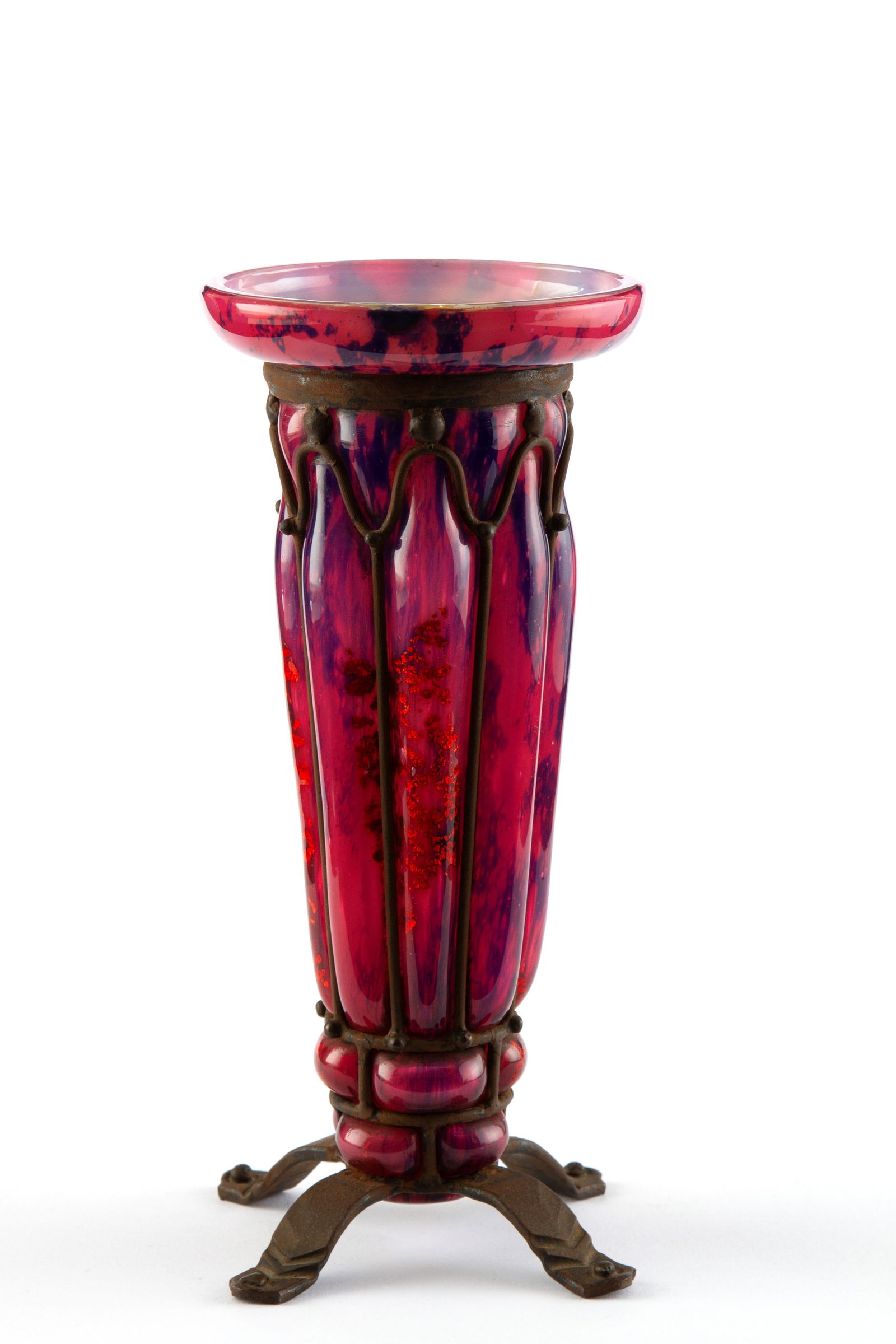 LOUIS MAJORELLE. Glass vase. DAUM, Nancy.: LOUIS MAJORELLE (Toul 1859 - Nancy 1926). Cased glass vase in shades of pink and purple, with an iron frame. DAUM, Nancy manufacture. Signed on the bottom. Defects. Height approx. 26 cm. LOUIS