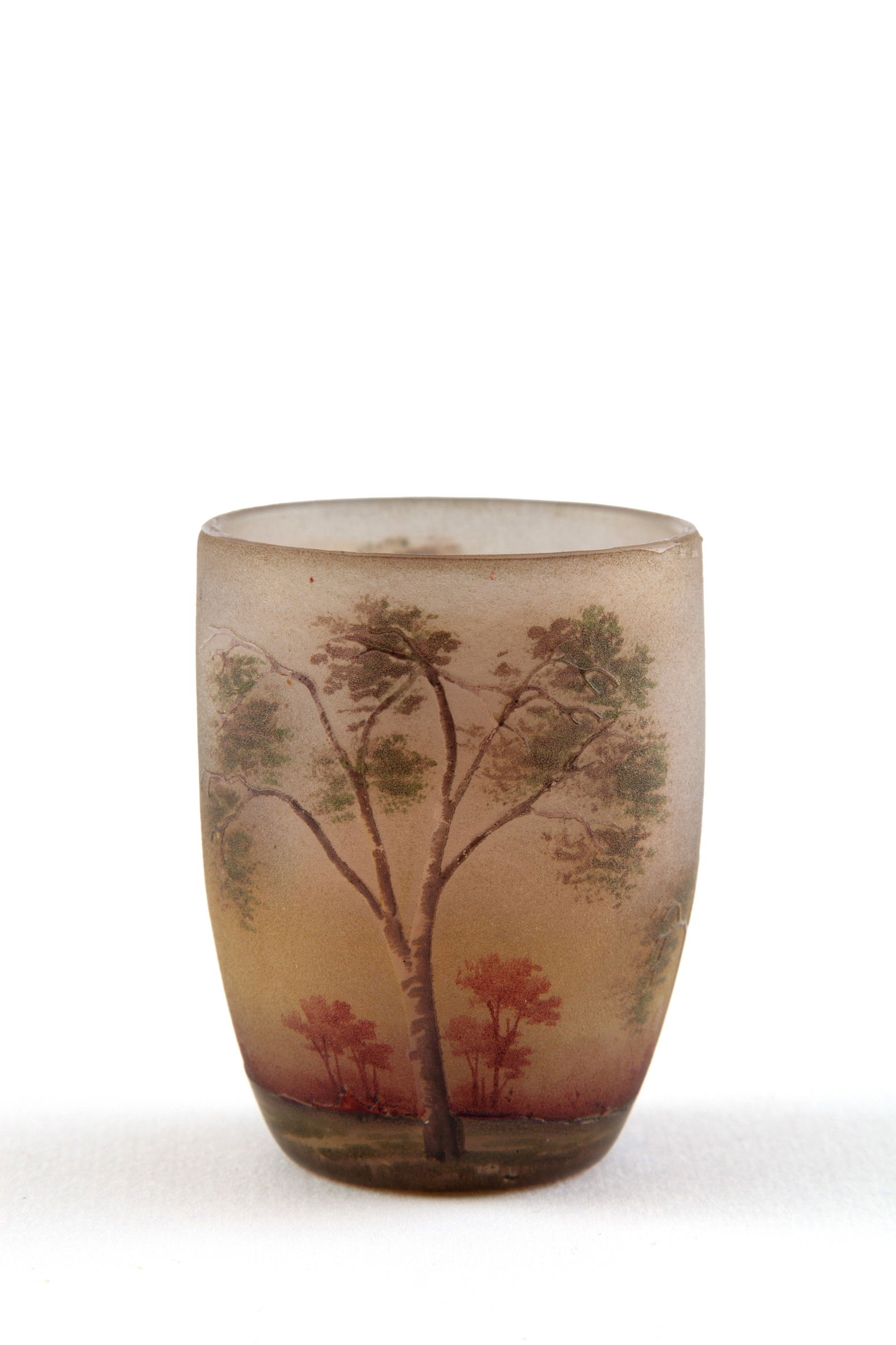 Glass shot glass. DAUM, Nancy: Glass cup decorated with a landscape. DAUM, Nancy manufacture. Signed on the bottom. 5x4 cm approx. Bicchierino in vetro decorato con paesaggio. Manifattura DAUM, Nancy. Firmato sul fondo. 5x4 cm ca.