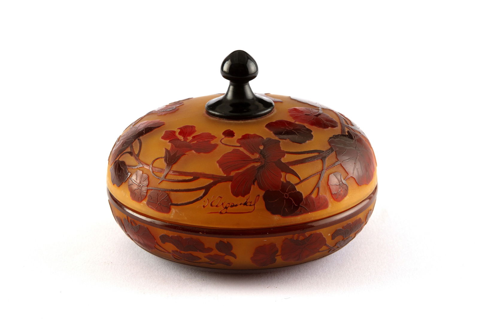 PAUL NICOLAS D'ARGENTAL. Jar with lid: PAUL NICOLAS D'ARGENTAL (Laval 1875 - Nancy 1952). Glass jar with a floral decoration and lid. Signed on the lid. Signs of wear. 10x13 cm approx. PAUL NICOLAS D'ARGENTAL (Laval 1875 - Nancy 1952). Vas