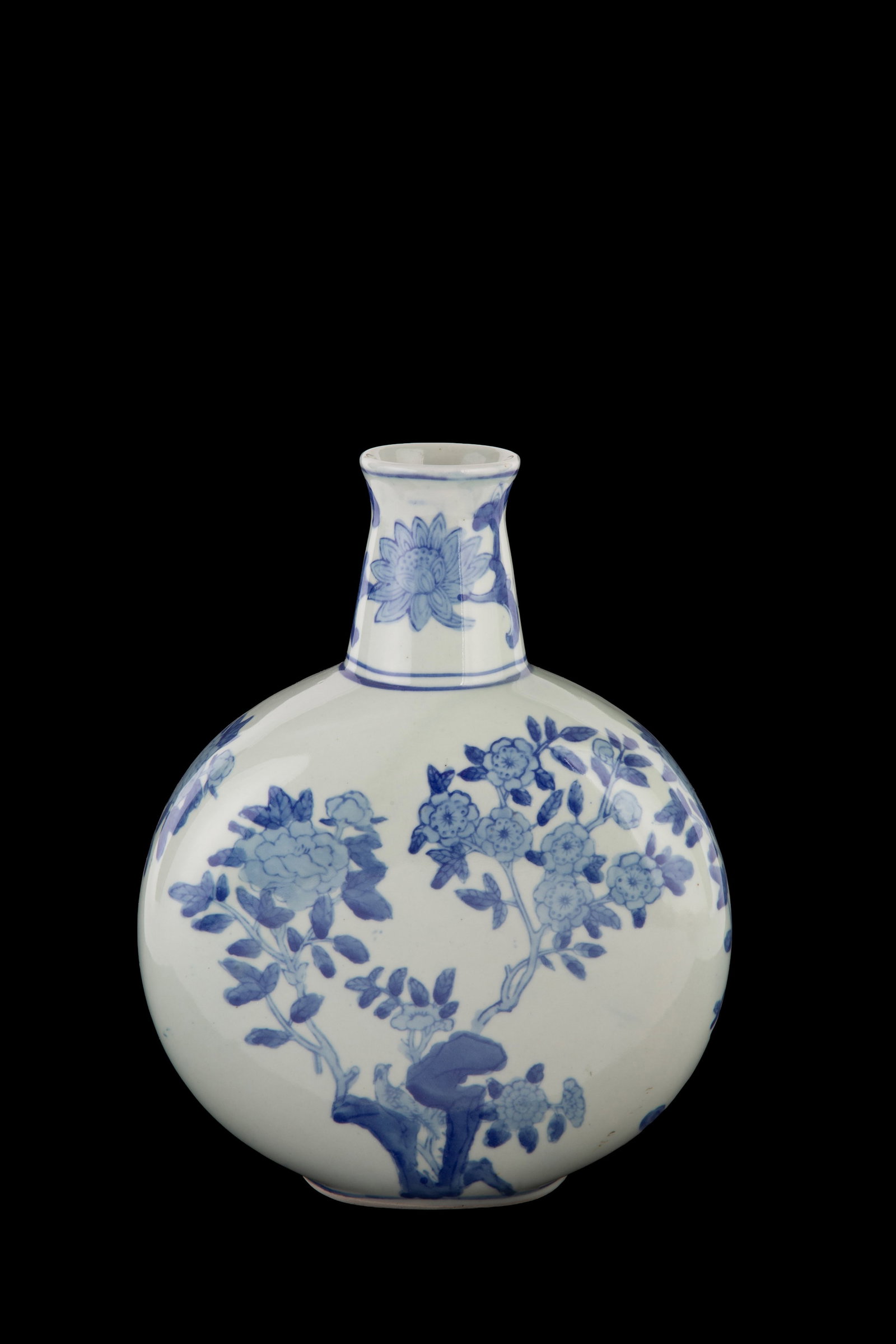 Porcelain flask: White porcelain flask with blue floral decorations. With apocryphal mark on the bottom. China. Height approx. 26.5 cm. Fiasca in porcellana bianca con decori azzurri a ramage. Con marchio apocrifo sul
