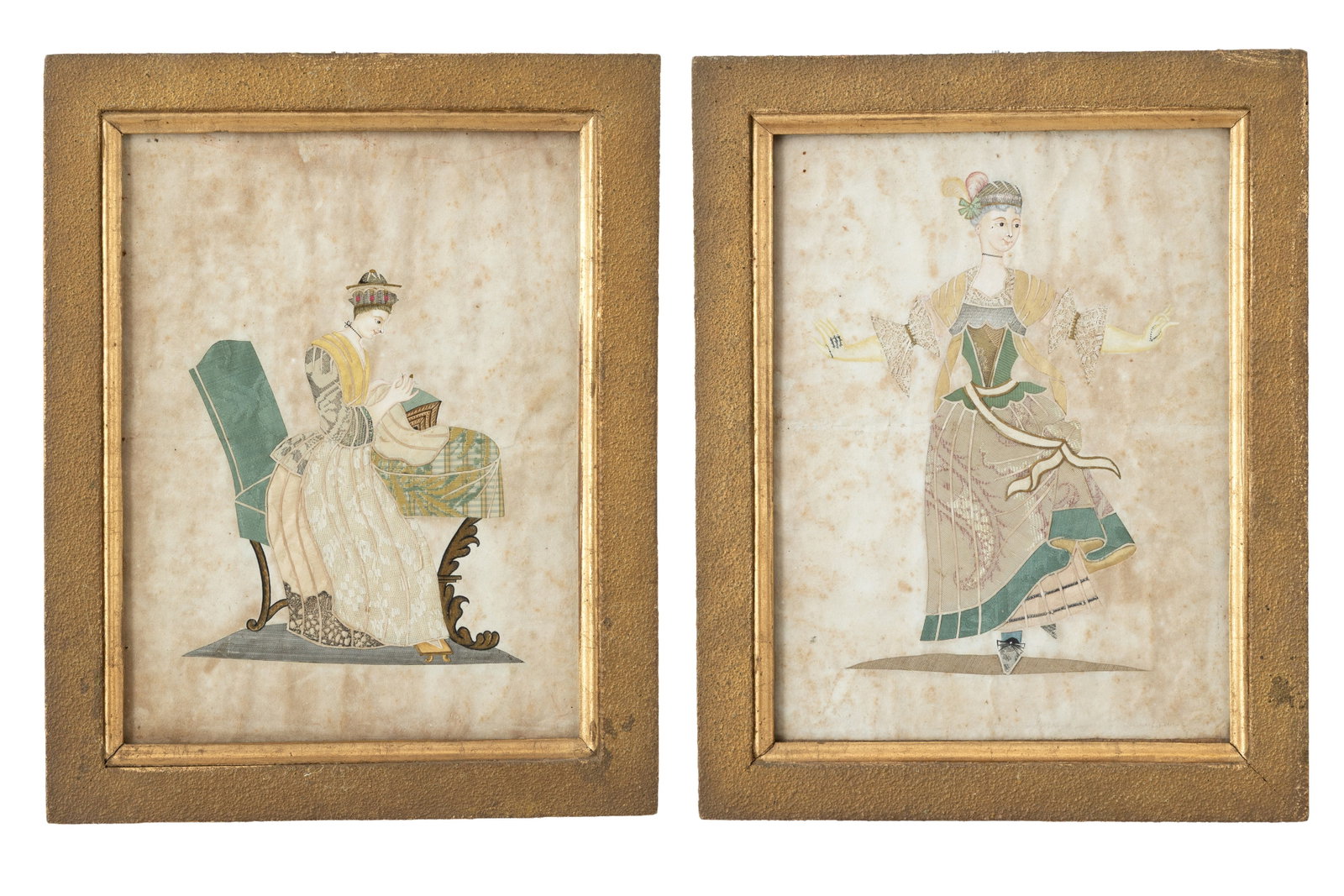 Due collage "FIGURE FEMMINILI": Two collages on parchment depicting "FEMALE FIGURES". Eastern Europe. In gilded wooden frames. 31x25 cm approx. with frames Due collage su pergamena raffiguranti "FIGURE FEMMINILI". Est Europa. In