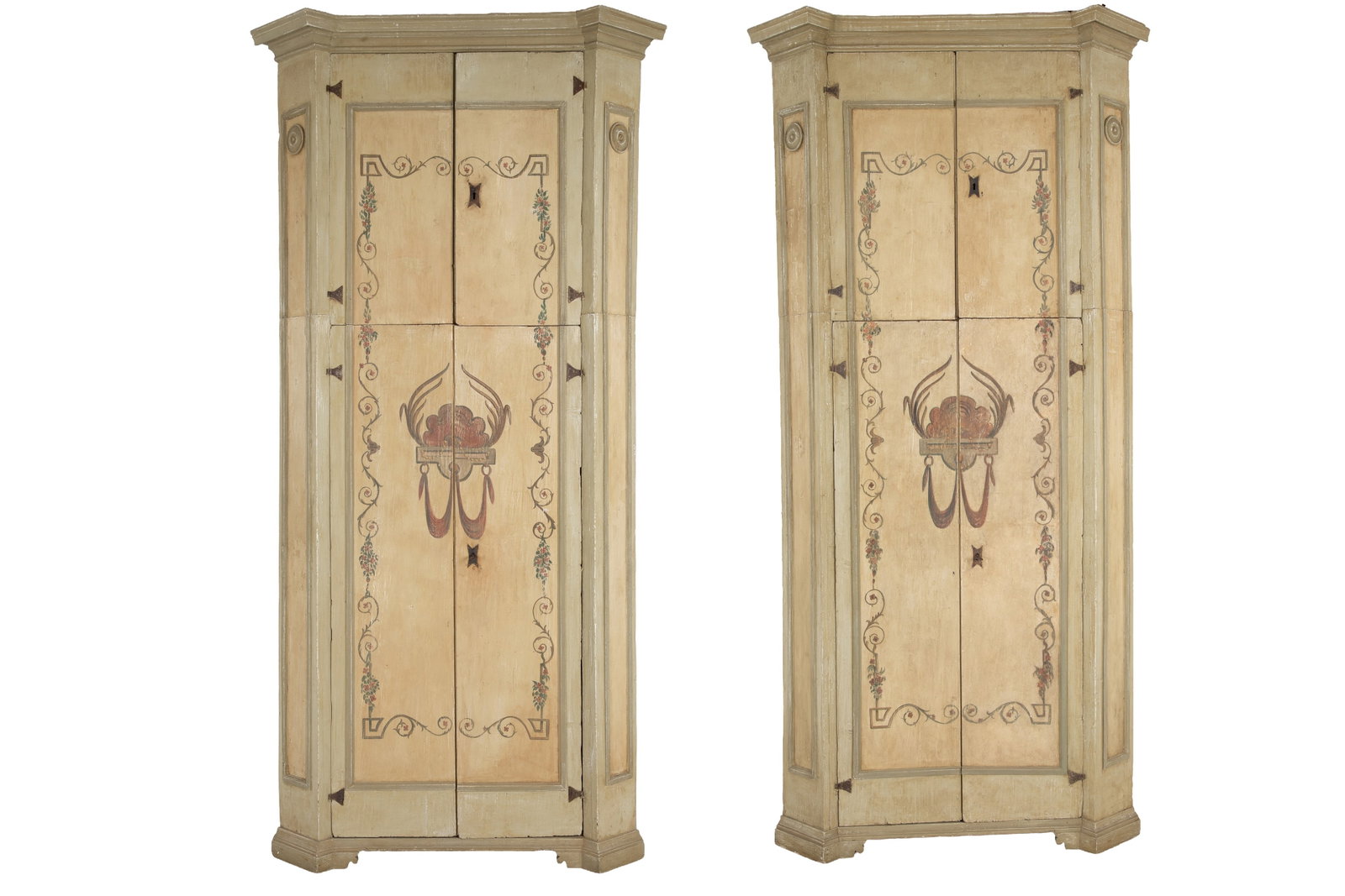 Coppia di cantonali: Pair of four-door corners cabinets in lacquered and tempera-painted wood. 16th century. Defects and restorations. 283x133x95 cm approx. Coppia di cantonali a quattro sportelli in legno laccato e