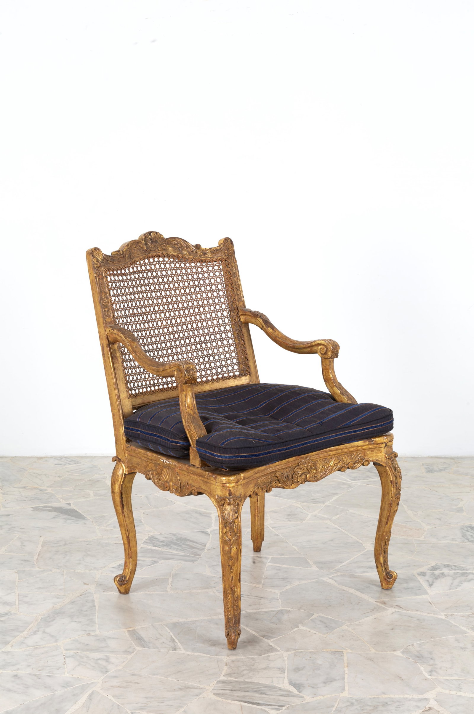 Poltrona in legno (1 of 5)