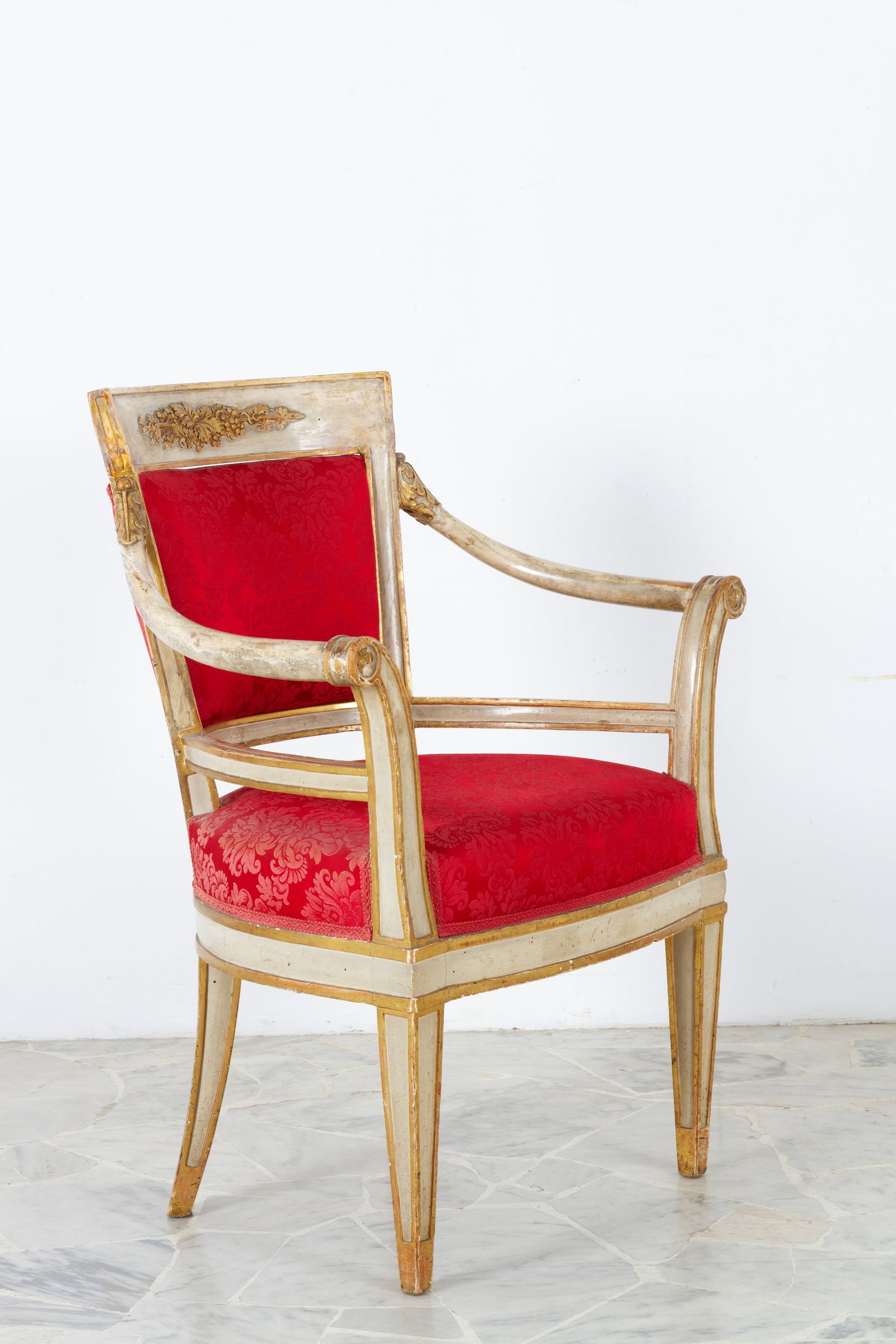 Poltrona laccata e dorata: Lacquered and gilded wooden armchair with an arched back. Late 18th century. Minor defects. 97x70x47 cm approx. Poltrona in legno laccato e dorato con schienale arcuato. Fine XVIII secolo. Lievi
