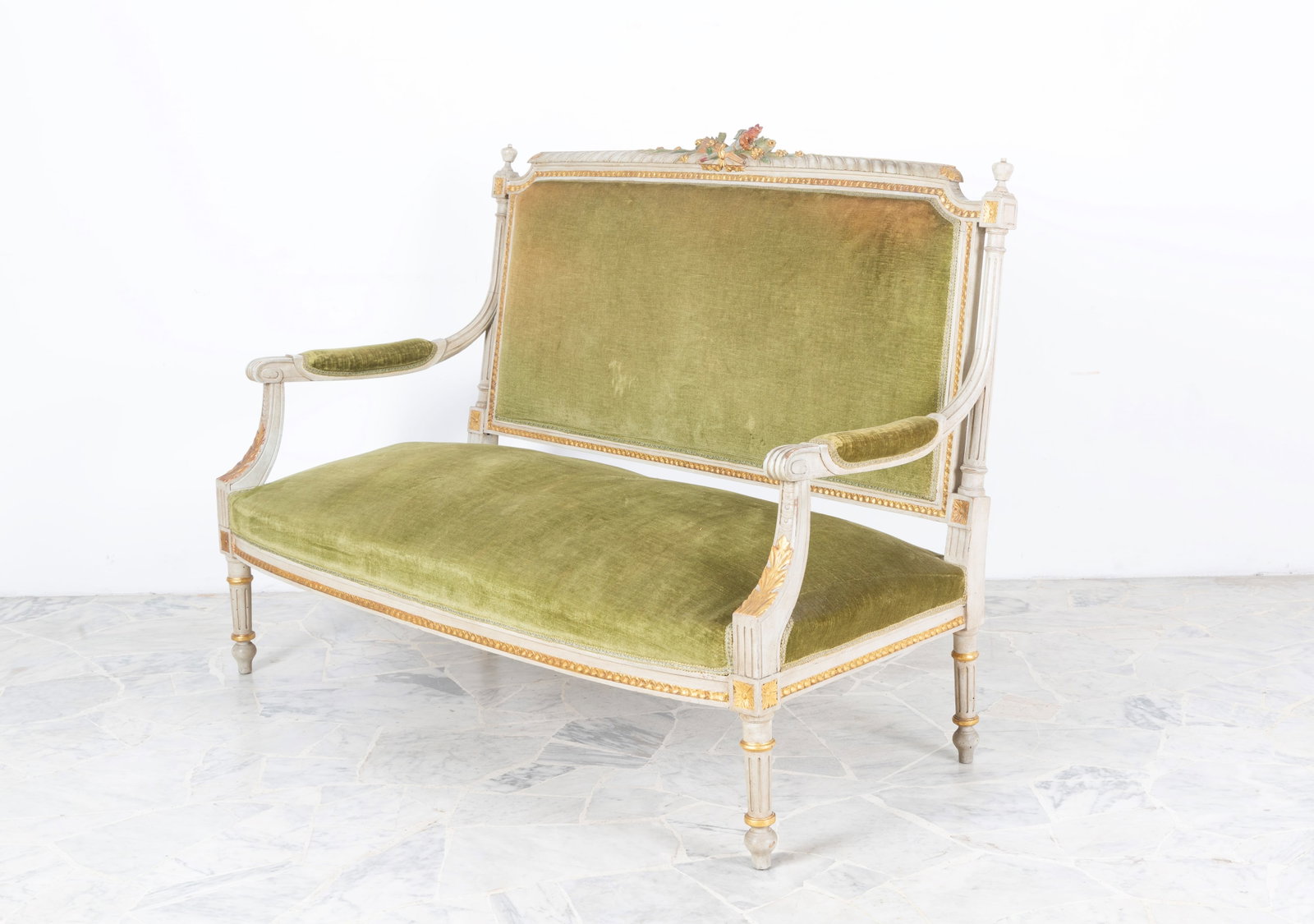 Divanetto in legno laccato: Lacquered and gilded wooden sofa with green fabric seat and back. 19th century. Minor defects. 102x143x59 cm approx. Divanetto in legno laccato e dorato con seduta e schienale in tessuto verde. XIX se