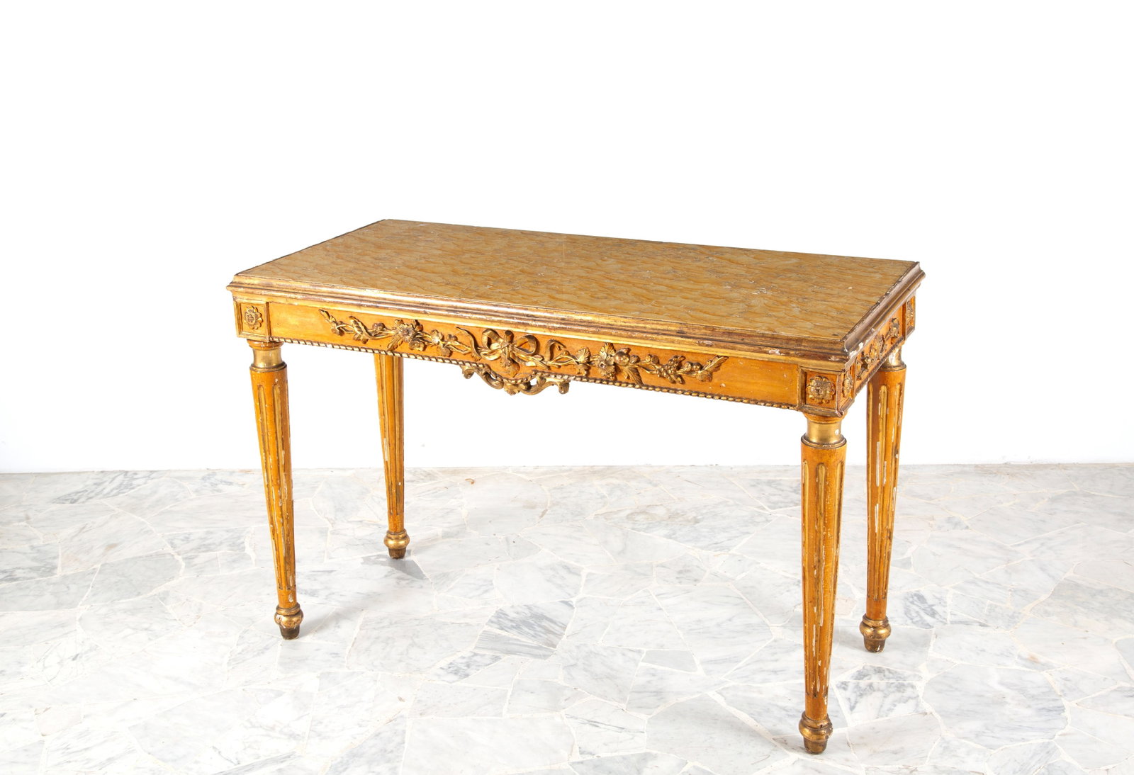 Consolle con piano in marmo: Lacquered and gilded wooden console table with embossed floral motifs, a yellow marble top and tapered legs. 19th century. Minor defects. 88x135x62 cm approx. Consolle in legno laccato e dorato con
