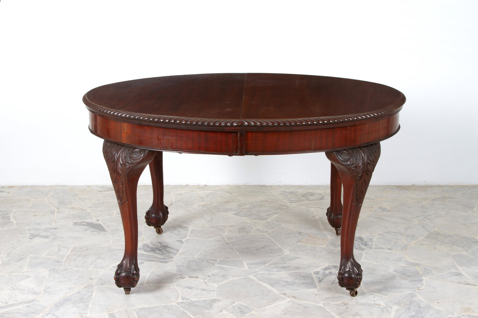 Tavolo inglese con una prolunga: Extendable mahogany table with a crank mechanism, complete with an extension (Length: 35 cm). England. 19th century. Small marks on the top. 76x168x105 cm approx. Tavolo in legno di mogano