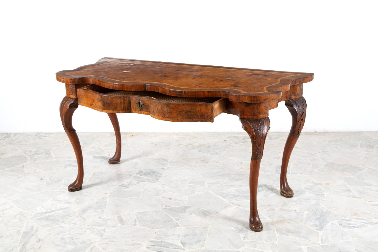 Consolle ferrarese: Console table in veneered and trimmed wood with various woods, solid carved walnut legs, a drawer on the side and a shaped top. Ferrara. 18th century. Defects. 77x51x71 cm approx. Consolle in legno la