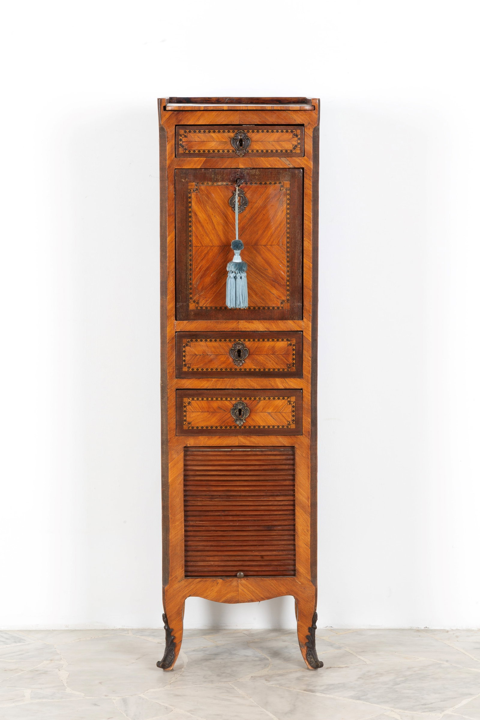 Piccolo secretaire: Small secretaire veneered in various woods with rosewood inserts, consisting of three drawers, a door and a rolling shutter. 19th century. Defects. 110x31x25 cm approx. Piccolo secretaire lastronato