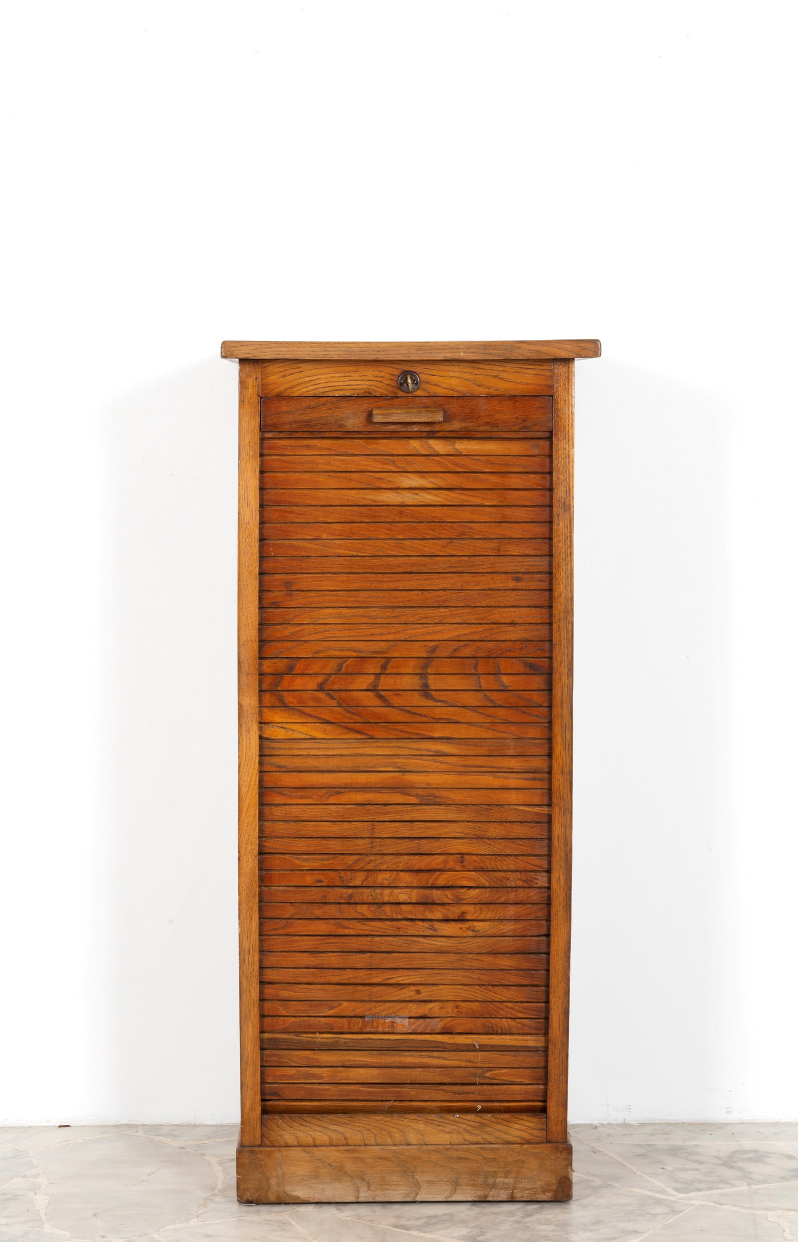 Mobiletto a saracinesca: Oak rolling shutter cabinet. Early 20th century. 115x49x40 cm approx. Mobiletto a saracinesca in legno di rovere. Inizi XX secolo.? 115x49x40 cm ca.