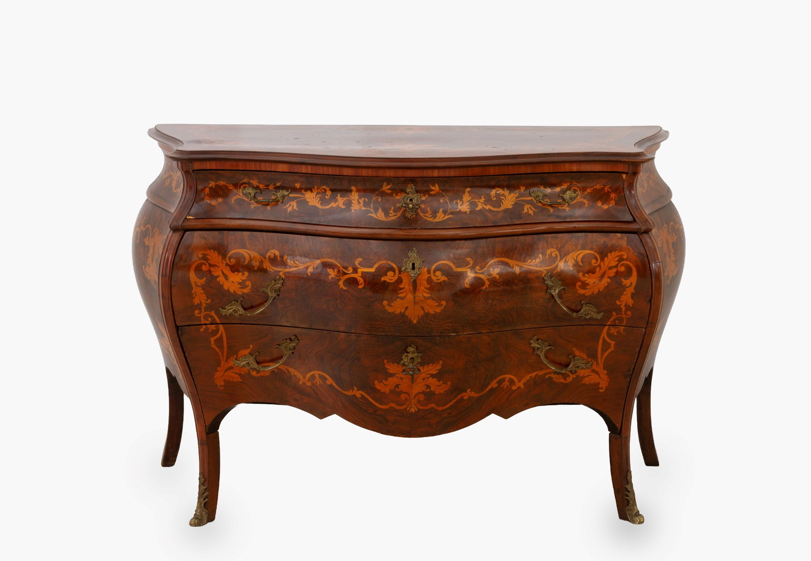 Como' bombato: Curved three-drawer chest of drawers, veneered and inlaid with gilded bronze fittings. Late 19th century. Defects. 88x138x60 cm approx. Como' bombato a tre cassetti impiallacciato e intarsiato, con