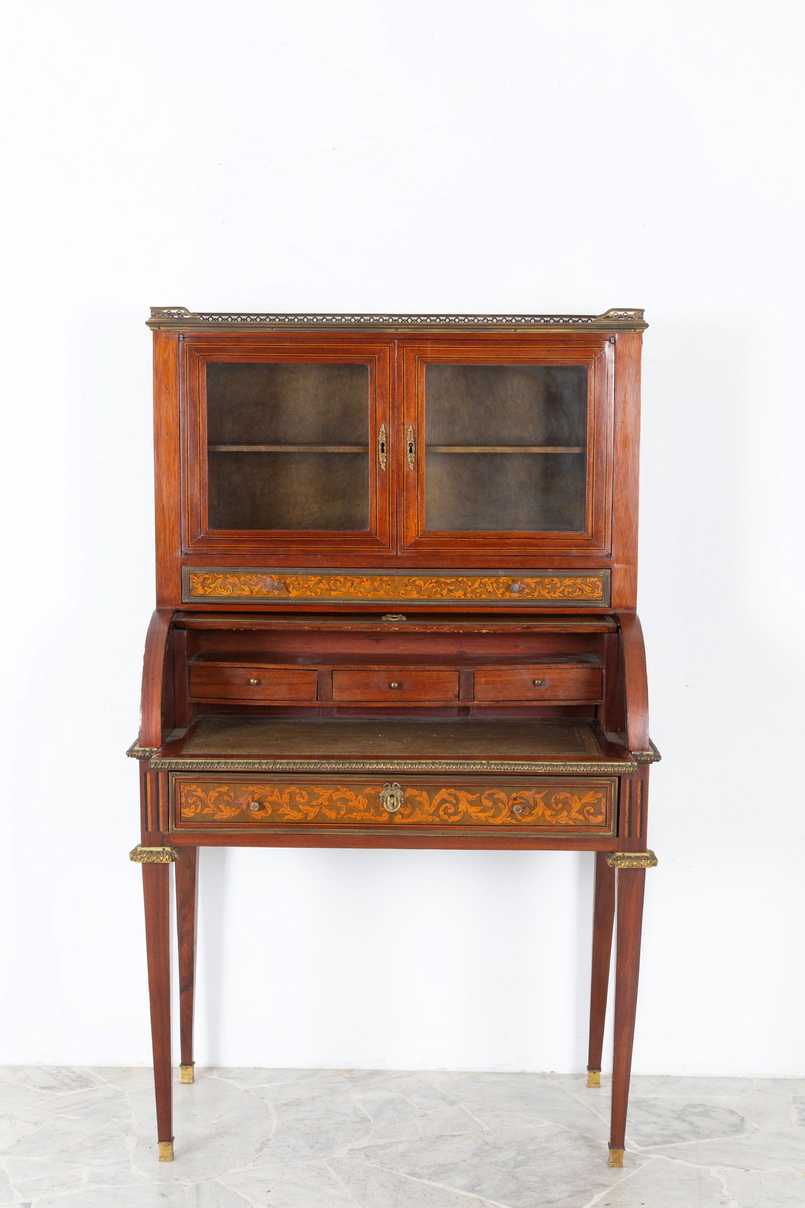 Mobile a rullo da centro: Central roller cabinet with display case, veneered and inlaid with various woods featuring floral motifs, a central medallion and gilded bronze trim. Drawer on the side and pull-out writing desk with