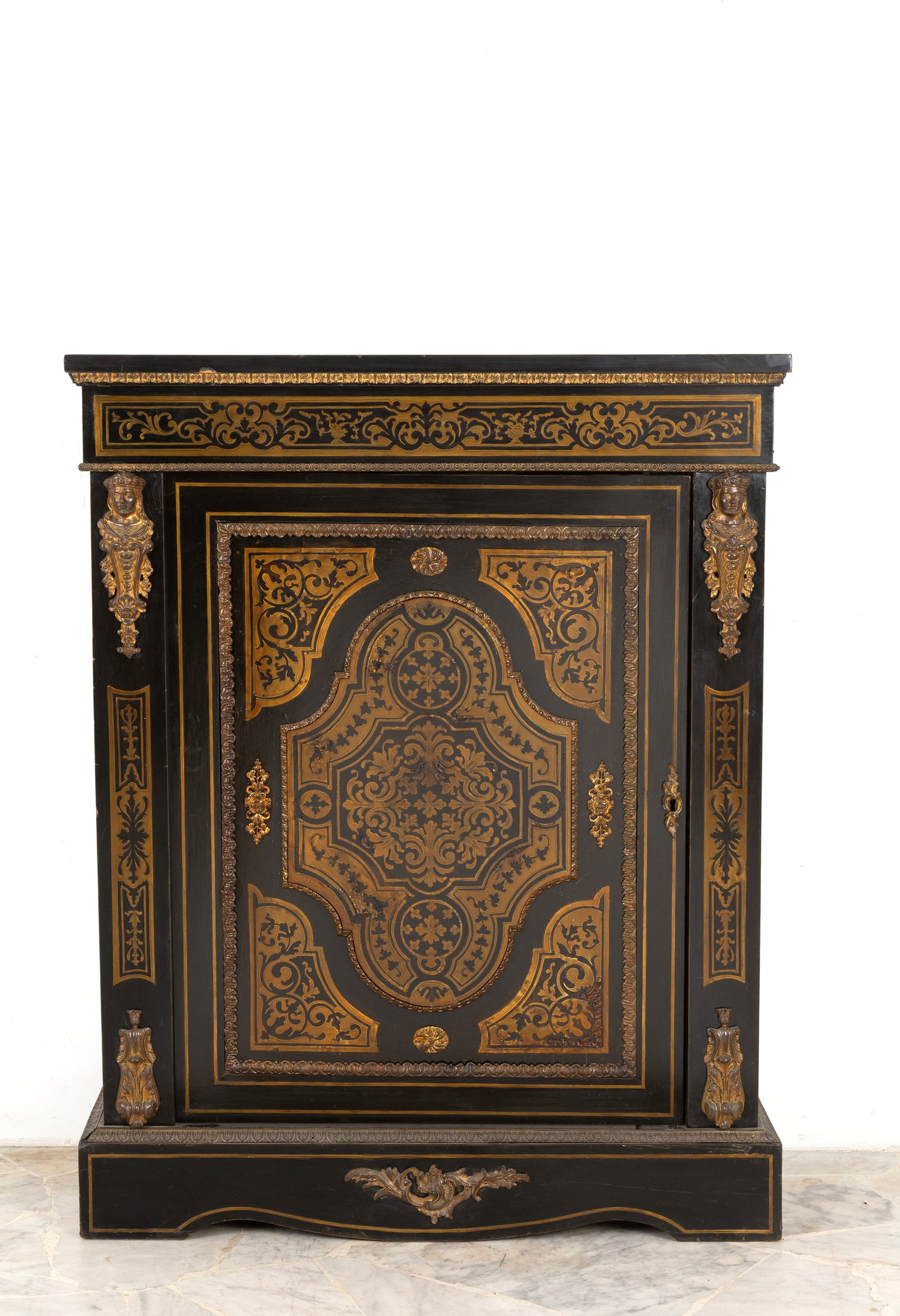 Credenzina tipo Boulle: Boulle-style sideboard in ebonized wood. 19th century. 109x86x33 cm approx. Credenzina tipo Boulle in legno ebanizzato. XIX secolo.? 109x86x33 cm ca.