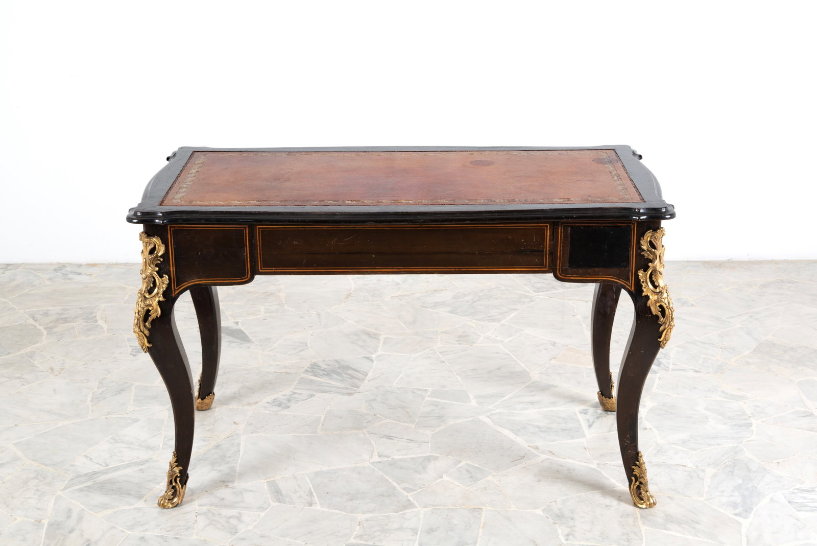 Scrivania: Mahogany inlaid and threaded desk with shaped legs, leather top and chiseled bronze fittings. Mid-19th century. Minor defects. 74x120x63 cm approx. Scrivania intarsiata in legno di mogano e filettata