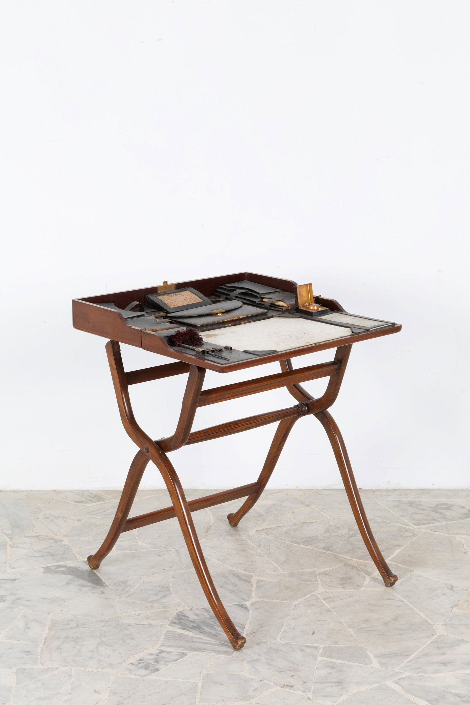 Scrittoio da viaggio: Wooden travel desk. Late 19th century. Defects and wear due to age.Dimensions when open: 77x62x61 cm.? approx. 97x63x36 cm approx. Scrittoio da viaggio in legno. Fine XIX secolo. Difetti e usure del