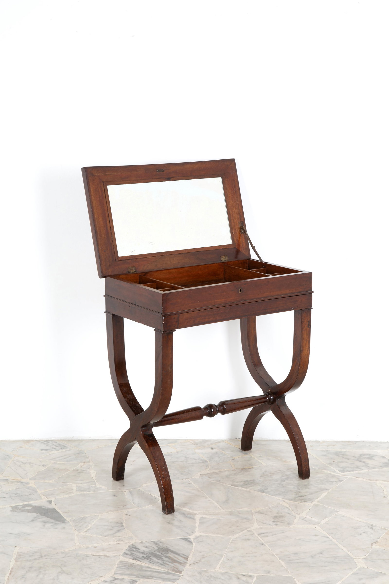 Tavolino da lavoro: Mahogany work table with crossed legs. 19th century. 73x61x36.5 cm approx. Tavolino da lavoro in legno di mogano con gambe incrociate. XIX secolo.? 73x61x36,5 cm ca.
