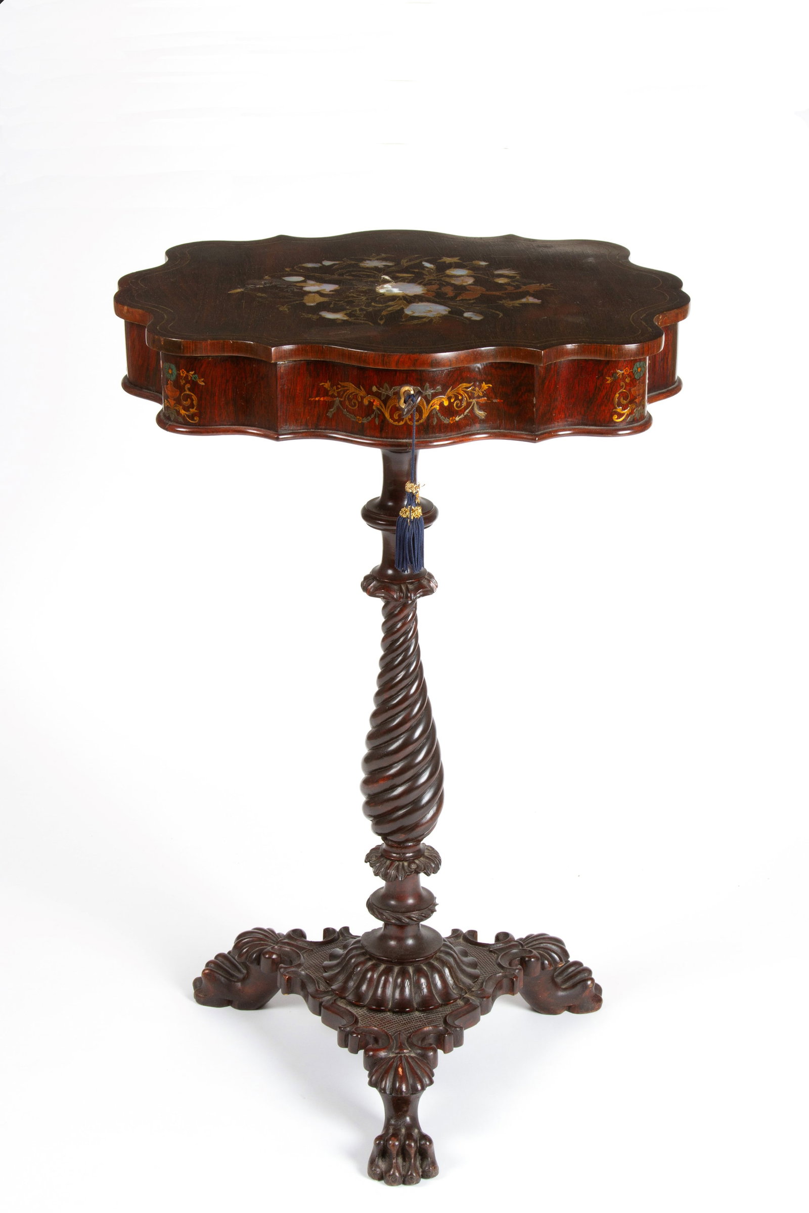 Tavolino da lavoro: Veneered wood work table with a polylobed opening top decorated with mother-of-pearl and boulle. Interior compartments. Tripod base with turned leg. 19th century. Defects. 84x54x46 cm approx. Tavolino