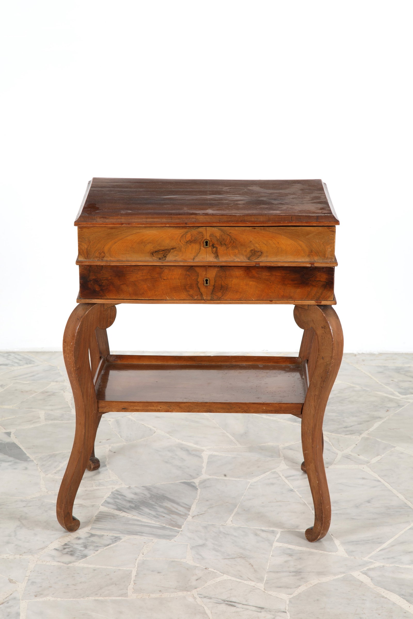 Tavolino da lavoro: Mahogany work table with an opening top with compartments. 19th century. 69x58x40 cm approx. Tavolino da lavoro in mogano, piano apribile con scomparti. XIX secolo. 69x58x40 cm ca.