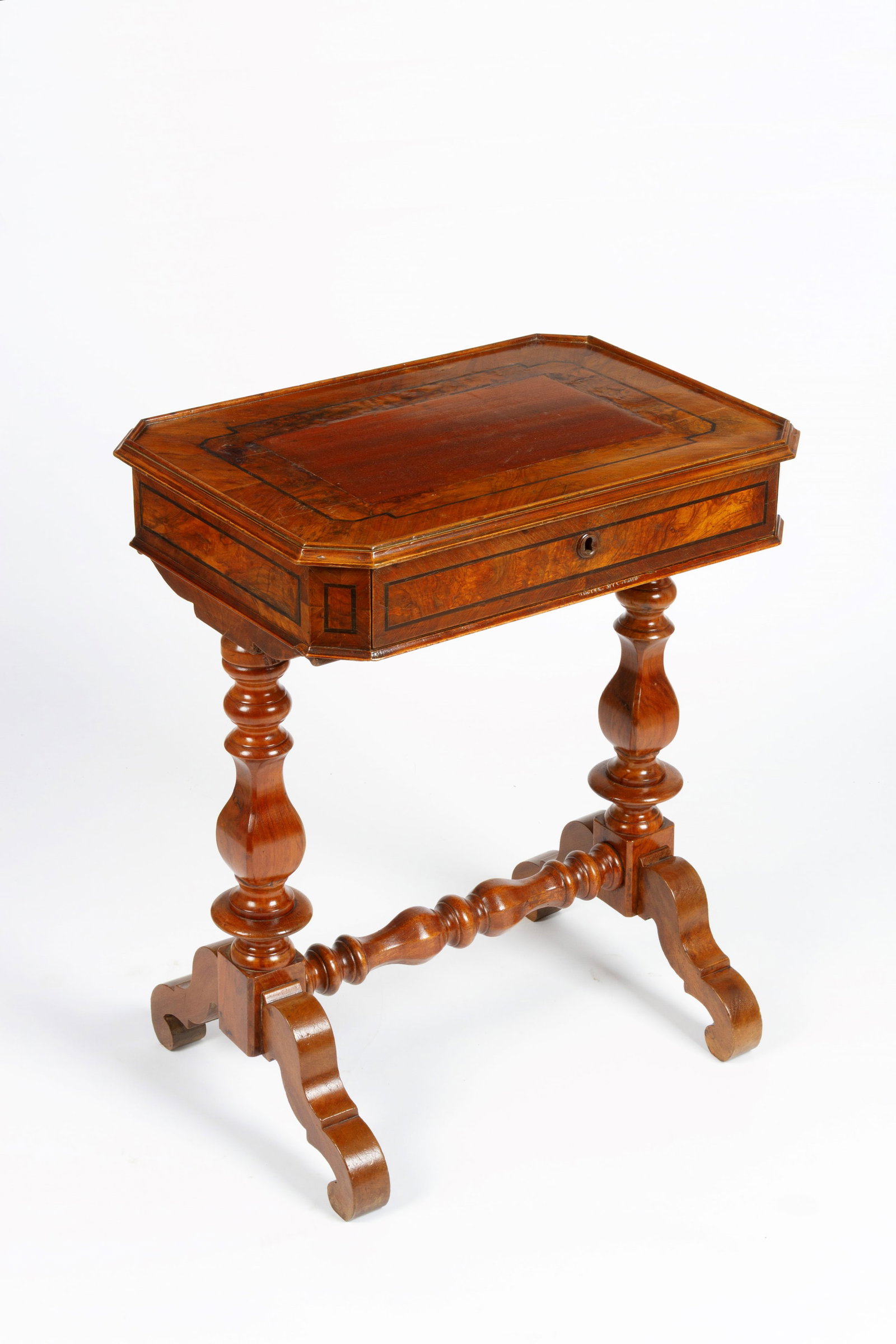 Tavolino in legno: Threaded wooden coffee table with chamfered top and corners, a drawer on the side and turned legs joined by a crosspiece. 19th century. Minor defects. 73x59x43 cm approx. Tavolino in legno filettato