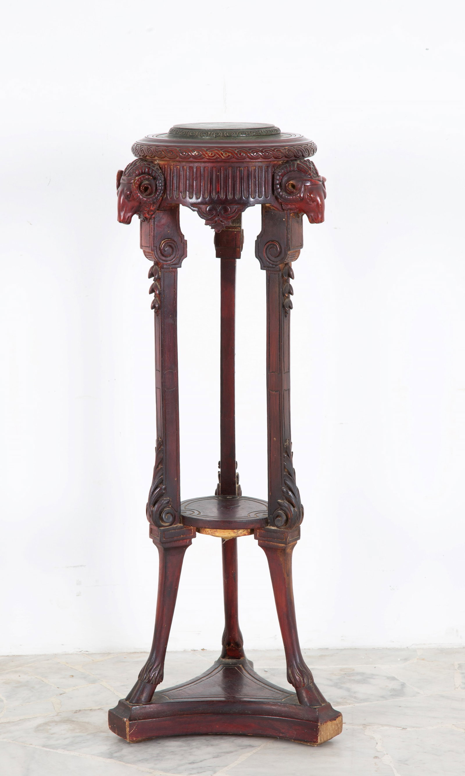 Gueridon scolpito: A stained wooden sculpted gueridon, carved with rams' heads and a bronze top. 19th century. Defects. 96x36x33 cm approx. Gueridon in legno tinto scolpito con teste d'ariete e piano in bronzo. XIX