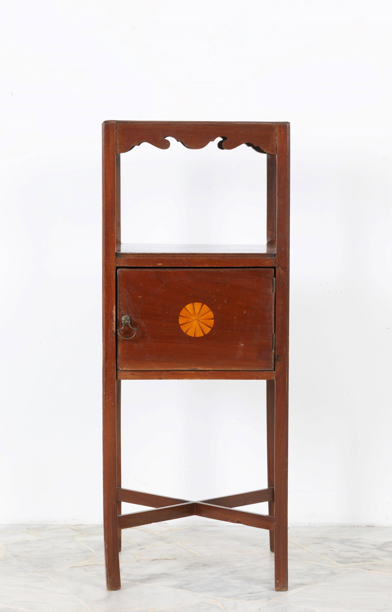 Comodino inglese: Mahogany two-shelf bedside table with a door and cross-jointed legs. England. Late 19th century. Defects and missing parts. 80x31x31 cm approx. Comodino in mogano a due ripiani con sportello e gambe