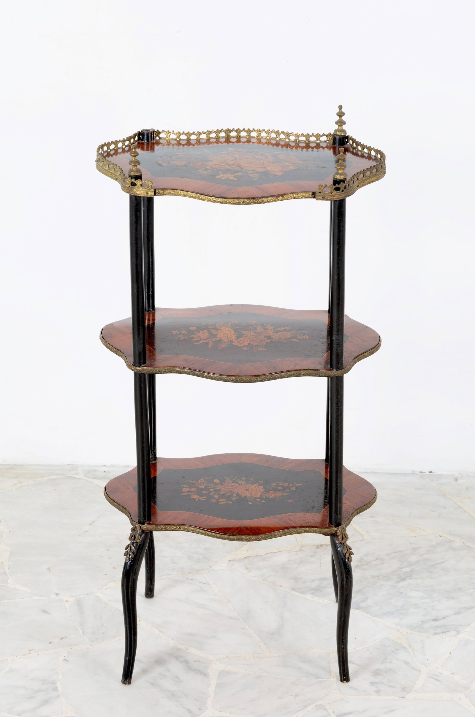 Etagere polilobato: Etagere veneered in various woods with floral motifs, three polylobed shelves and gilded bronze fittings. 19th century. Defects and missing parts. 81x41x28 cm approx. Etagere lastronato in legni vari