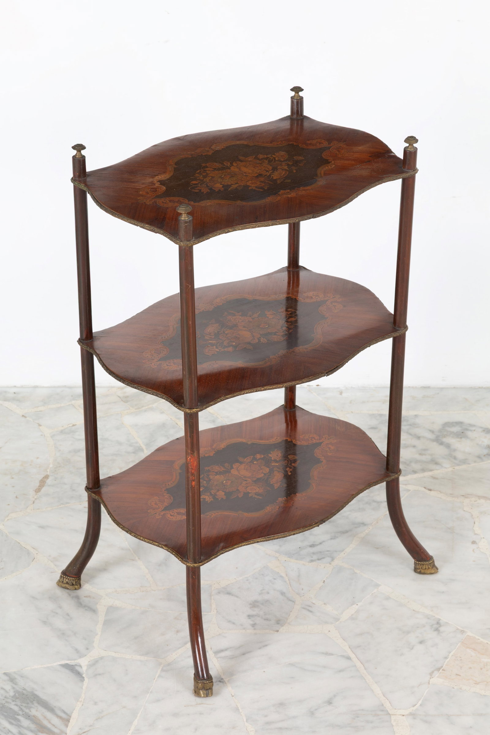 Etagere: Etagere veneered in various woods with floral motifs, three polylobed shelves and gilded bronze fittings. 19th century. Defects and missing parts. 78x53x38 cm approx. Etagere lastronato in legni vari