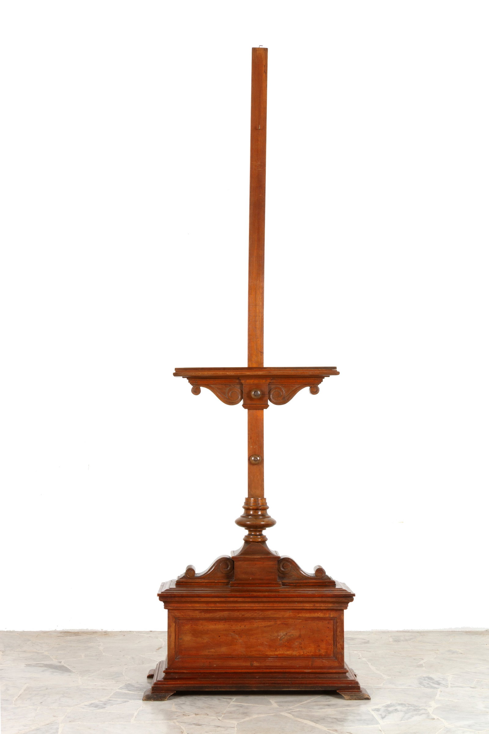 Cavalletto: Wooden easel. Late 19th century. Minor defects. 213x70x35 cm approx. Cavalletto in legno. Fine XIX secolo. Lievi difetti.? 213x70x35 cm ca.