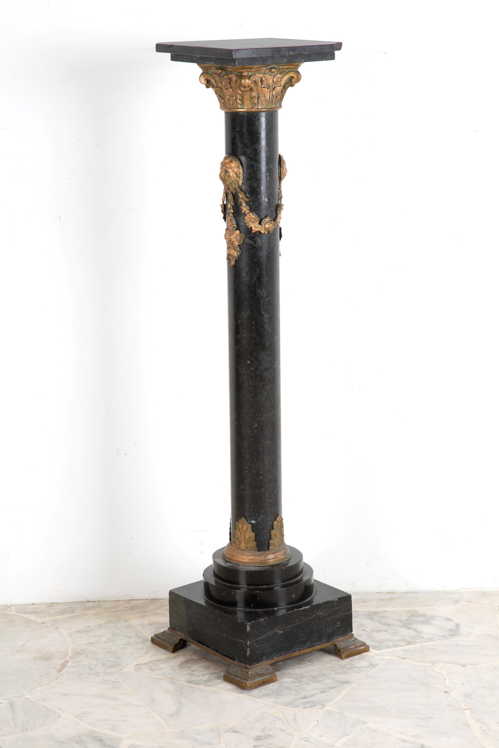 Colonna in marmo nero: Black marble column with gilded bronze fittings. Second half of the 19th century. Defects and missing parts. 123x33x33 cm approx. Colonna in marmo nero con guarnizioni in bronzo dorato. Seconda meta' 