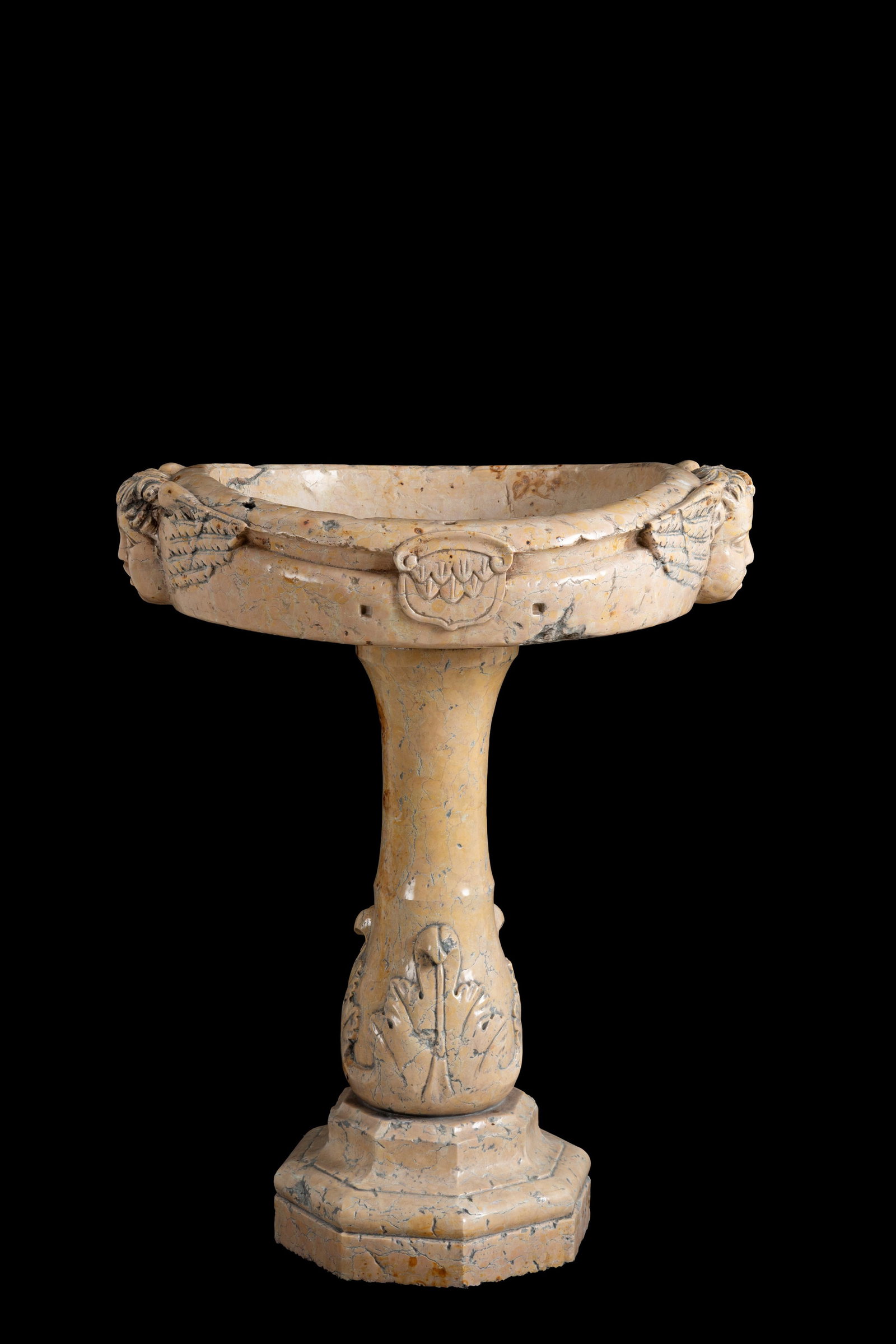 Acquasantiera: Verona marble holy water stoup. 20th century. 97x59x80 cm approx. Acquasantiera in marmo di Verona. XX secolo. 97x59x80 cm ca.