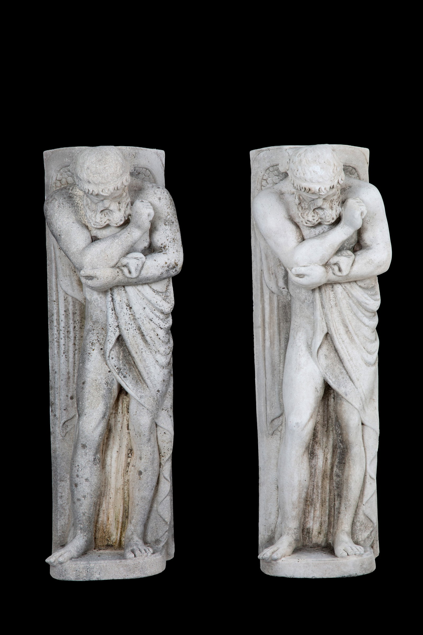 Coppia di lesene: Pair of composite stone pilasters depicting "MALE FIGURES". 20th century. 115x35x32 cm approx. Coppia di lesene in pietra composita raffiguranti "FIGURE MASCHILI". XX secolo. 115x35x32 cm ca.