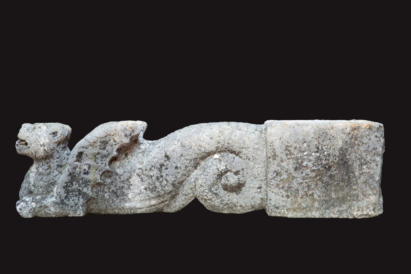 Scultura in pietra "ANIMALE FANTASTICO": Stone support sculpture depicting "FANTASTIC ANIMAL". 16th century. Defects. 37x150x27 cm approx. Scultura di supporto in pietra raffigurante "ANIMALE FANTASTICO". XVI secolo. Difetti. 37x150x27 cm