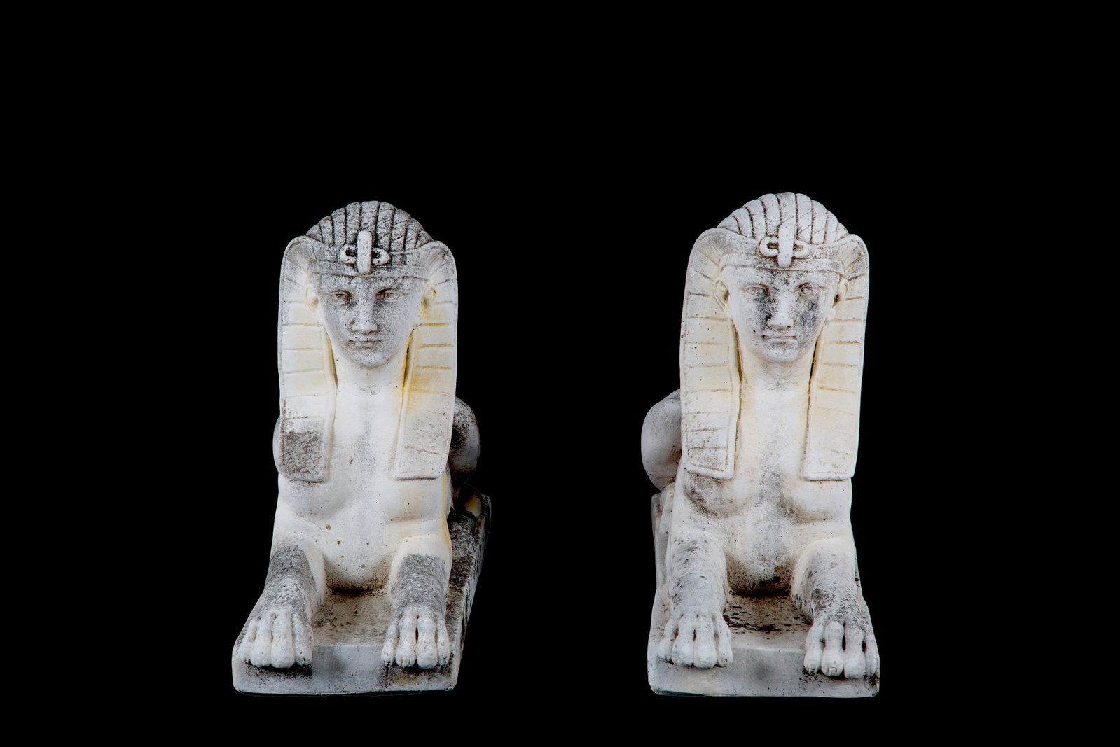 Coppia di sculture "SFINGI": Pair of composite stone sculptures depicting "SPHINGES". 20th century. 46x75x22 cm approx. Coppia di sculture in pietra composita raffiguranti "SFINGI". XX secolo. 46x75x22 cm ca.