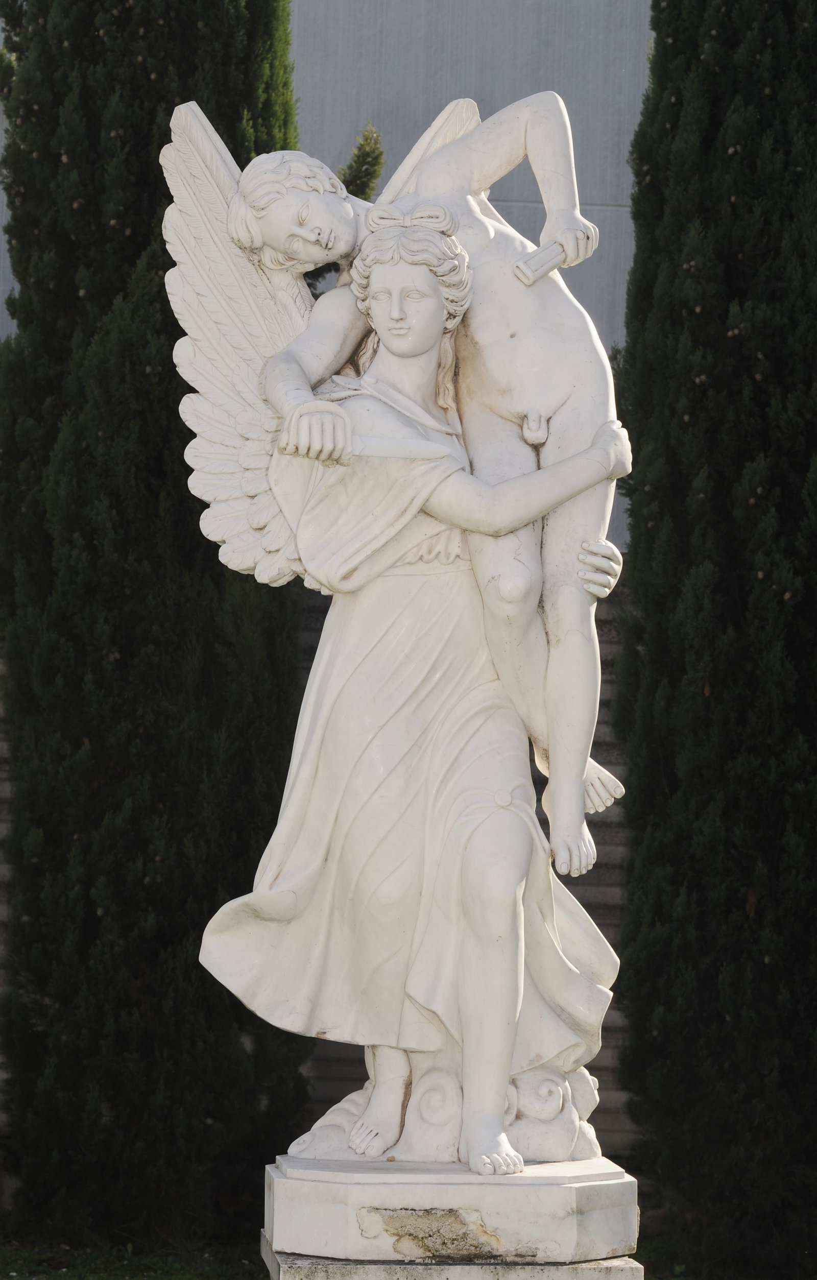 Scultura "ANGELO CHE SORREGGE UN FANCIULLO": Carrara marble sculpture depicting "ANGEL HOLDING A CHILD". Item located at the consignor's home. Height approx. 235 cm. Scultura in marmo di Carrara raffigurante "ANGELO CHE SORREGGE UN FANCIULLO".