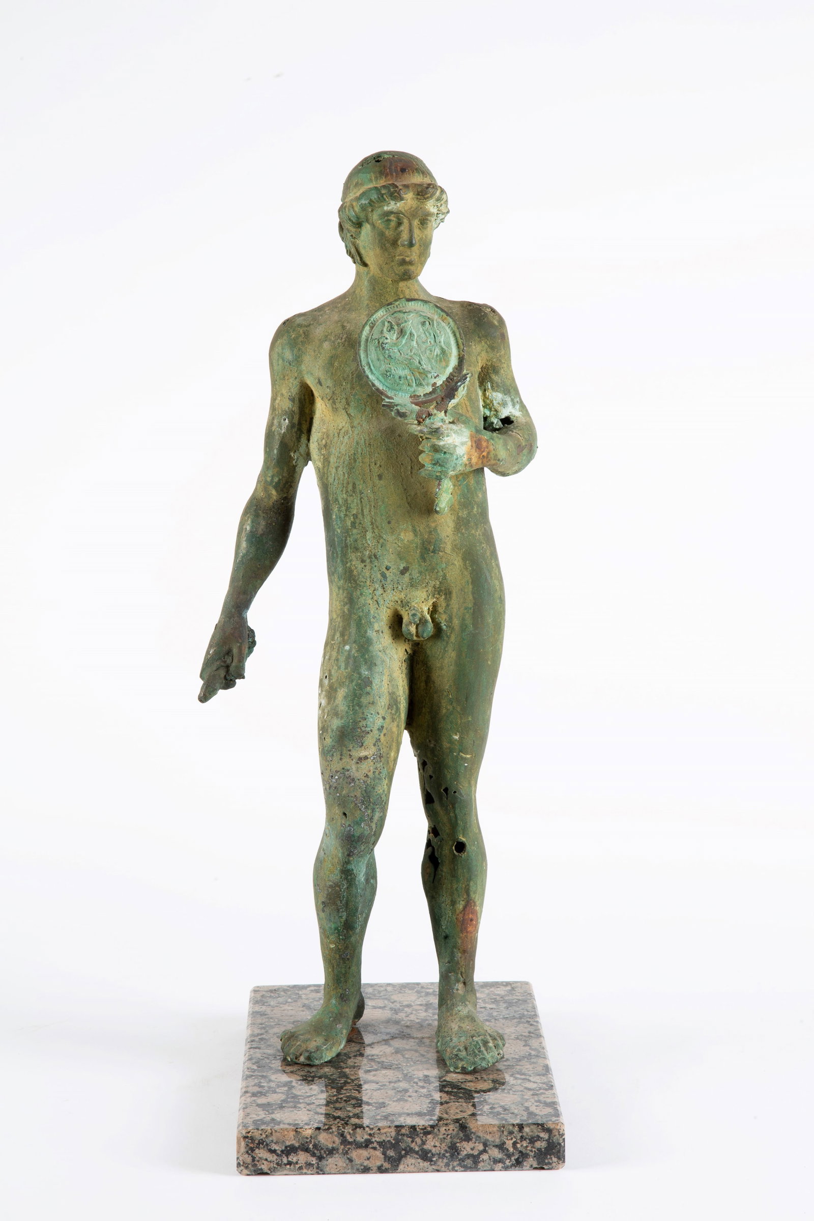 Scultura "NARCISO": Bronze sculpture depicting "NARCISO". Marble base. Defects. 58x30x20 cm approx. Scultura in bronzo raffigurante "NARCISO". base in marmo. Difetti. 58x30x20 cm ca.