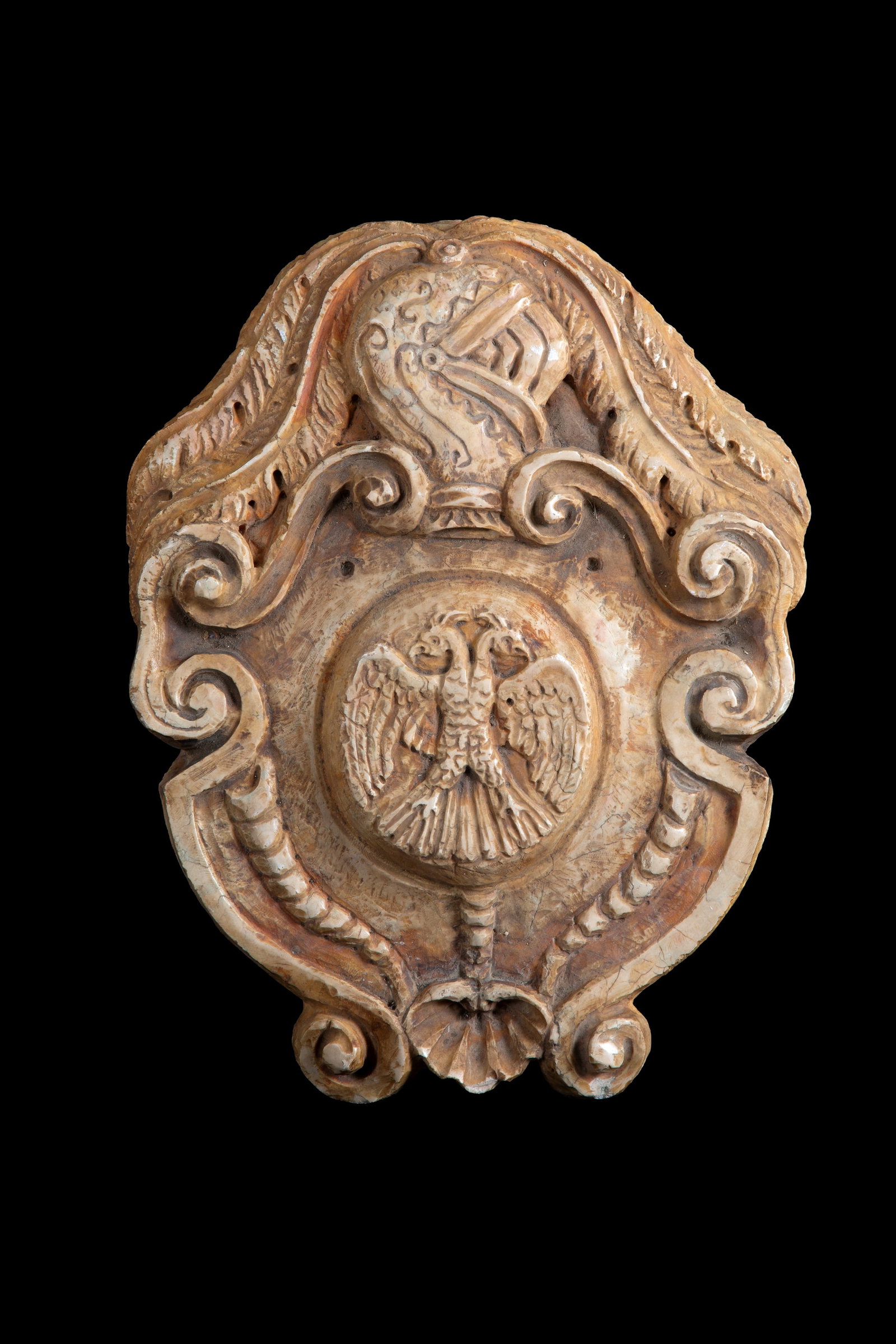 Stemma in marmo: Verona marble coat of arms. 20th century. 54x42x10 cm approx. Stemma in marmo di Verona. XX secolo.? 54x42x10 cm ca.