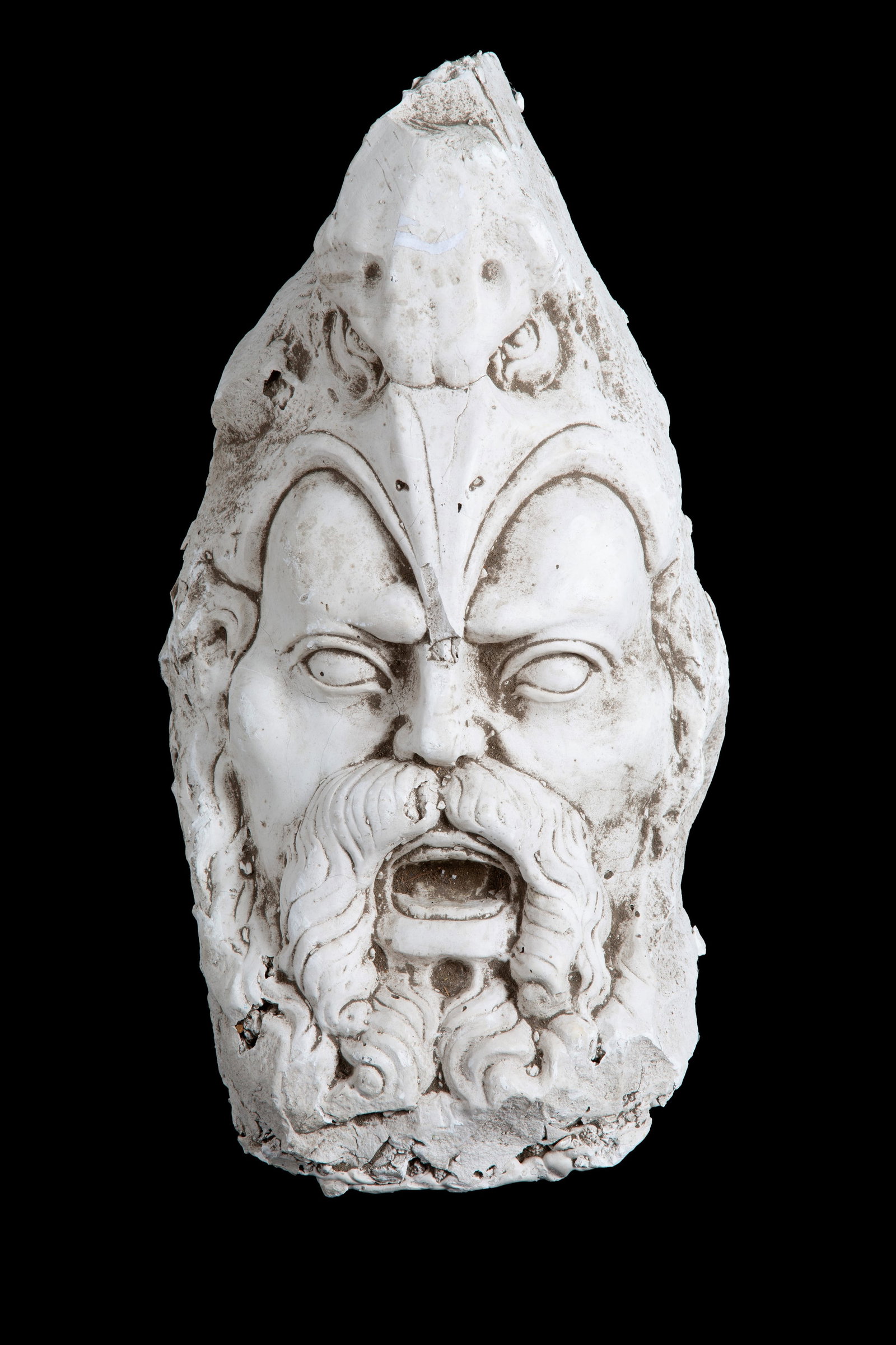 Scultura "MASCHERONE": Plaster sculpture depicting "MASCARON". 20th century. 52x27x20 cm approx. Scultura in gesso raffigurante "MASCHERONE". XX secolo. 52x27x20 cm ca.