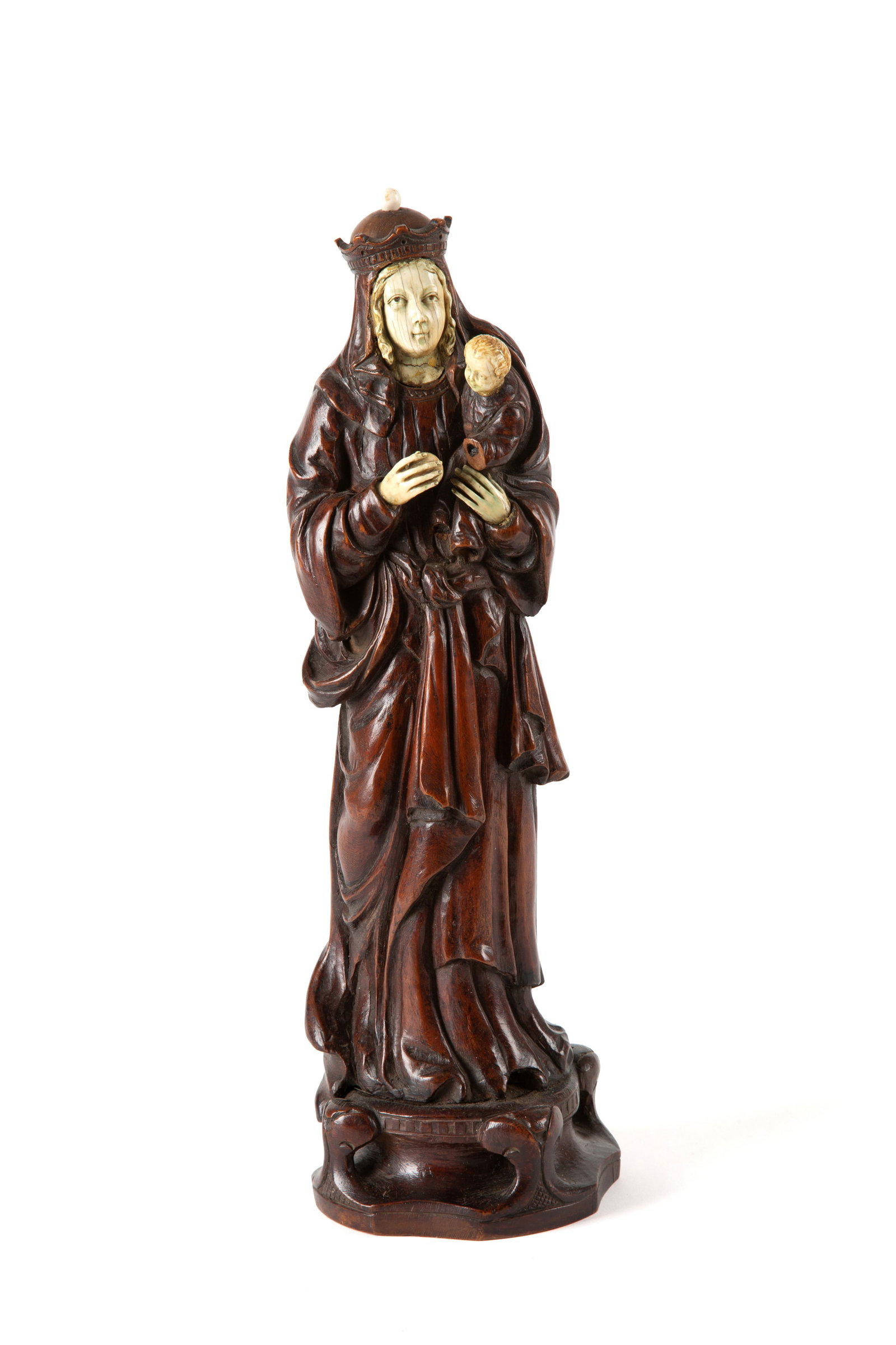 Scultura "MADONNA CON BAMBINO": Carved wooden sculpture depicting "MADONNA AND CHILD." France. 17th century. Minor defects and missing parts. Height approx. 41 cm. Scultura in legno intagliato raffigurante "MADONNA CON BAMBINO". Fra