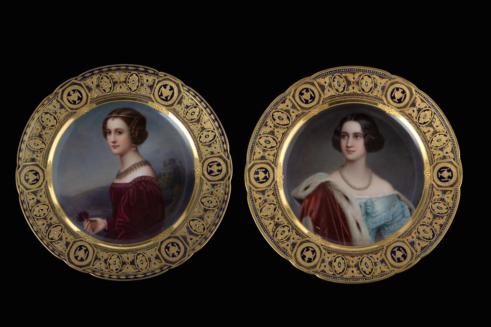 Pair of plates: Pair of porcelain plates with cobalt blue rims and gold relief decorations depicting "GENTLEWOMEN". HEUBACH manufacture, Germany. Marked on the bottom. Late 19th century. Diam. 25 cm approx. Coppia di